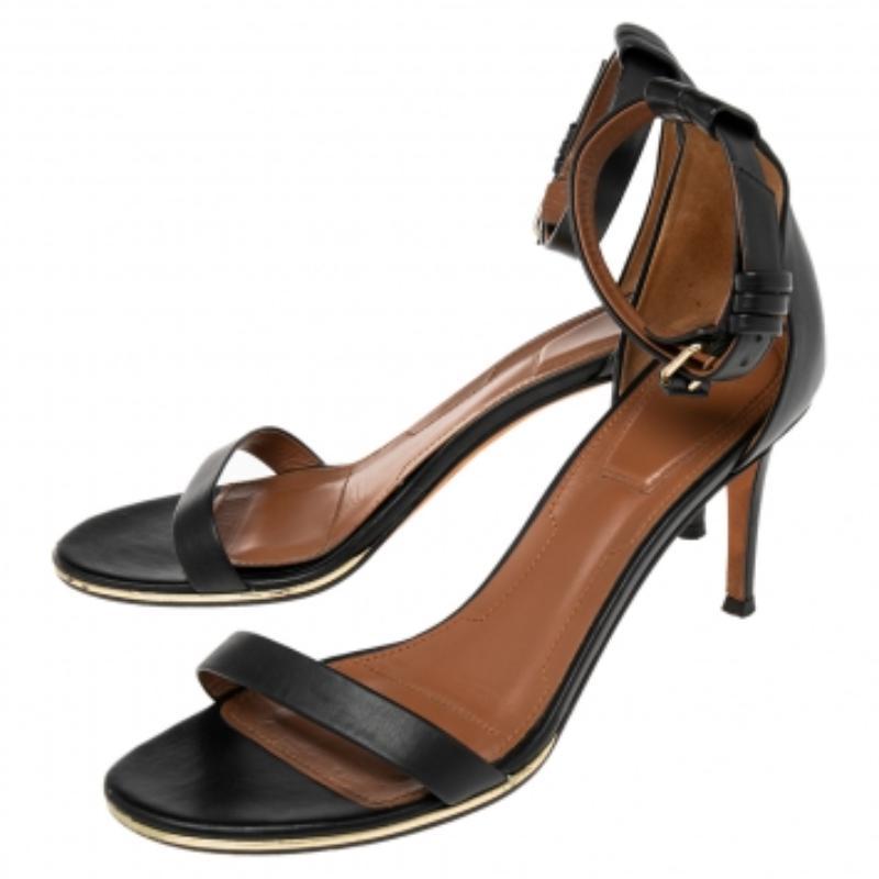 Dotées d'une silhouette et d'une structure accrocheuses, ces sandales signées Givenchy vous laisseront pantois d'admiration. Ces sandales sont fabriquées en cuir noir et affichent un style minimaliste sur leur tige. Un contrefort bien dessiné avec