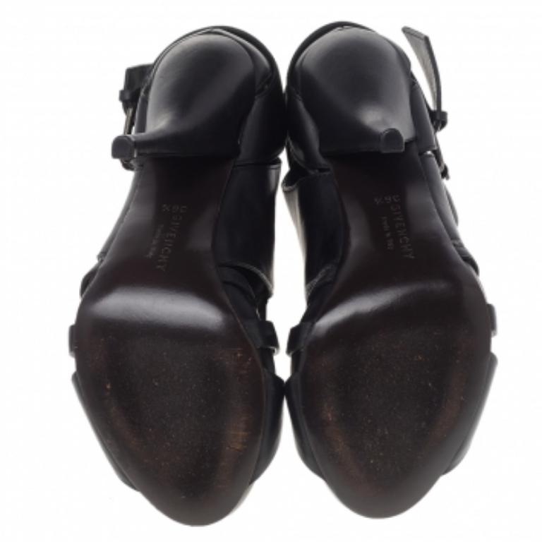 Questi magnifici stivaletti neri di Givenchy ti faranno apparire favolosa e sofisticata! Realizzate in pelle, hanno una silhouette a strappo e sono dotate di punta a lancia. Presentano comode solette foderate in pelle e tacchi a spillo di 12,5 cm.