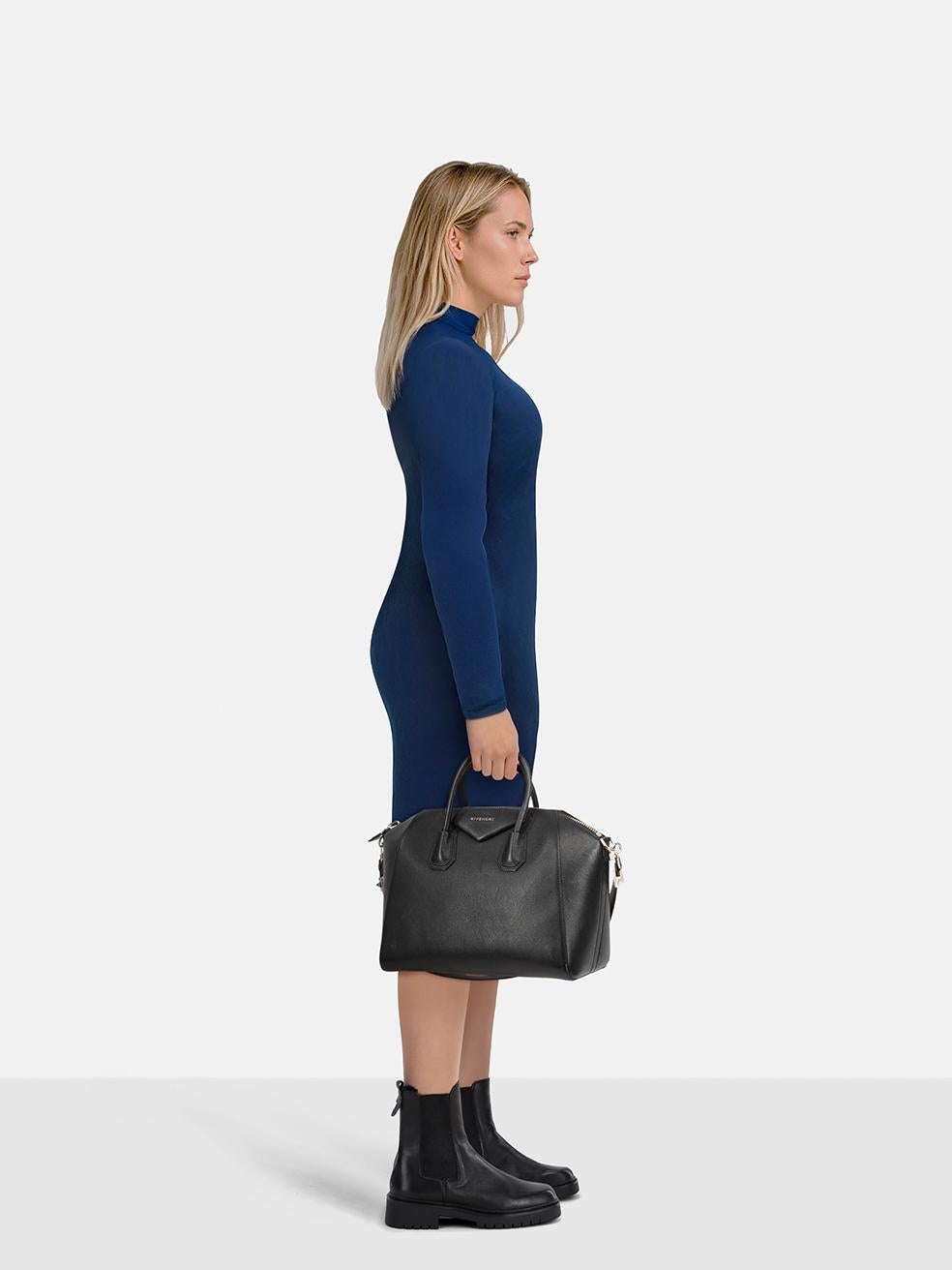 CONDIZIONE: molto buona. L'usura della borsa è minima. Usura minima alla base e ai lati, con graffi e abrasioni alla parte esterna in pelle. Inoltre, si notano leggeri segni di scolorimento sul retro, vicino alla base, e sono visibili graffi sulla
