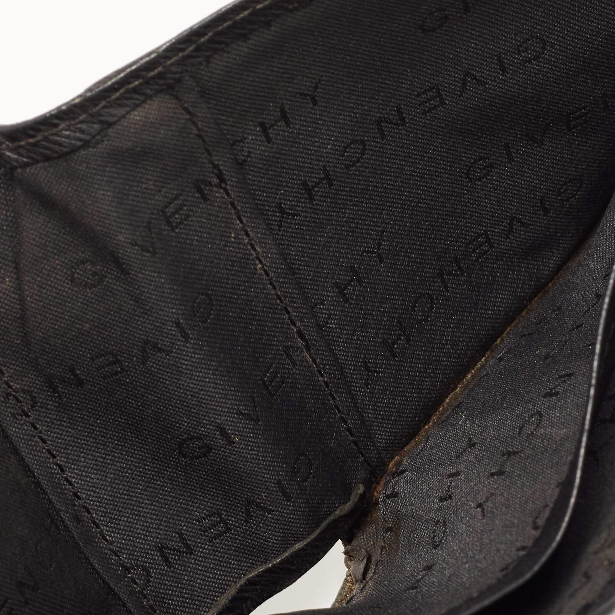 Givenchy Black Leather Bifold Flap Wallet In Fair Condition For Sale In Dubai, Al Qouz 2