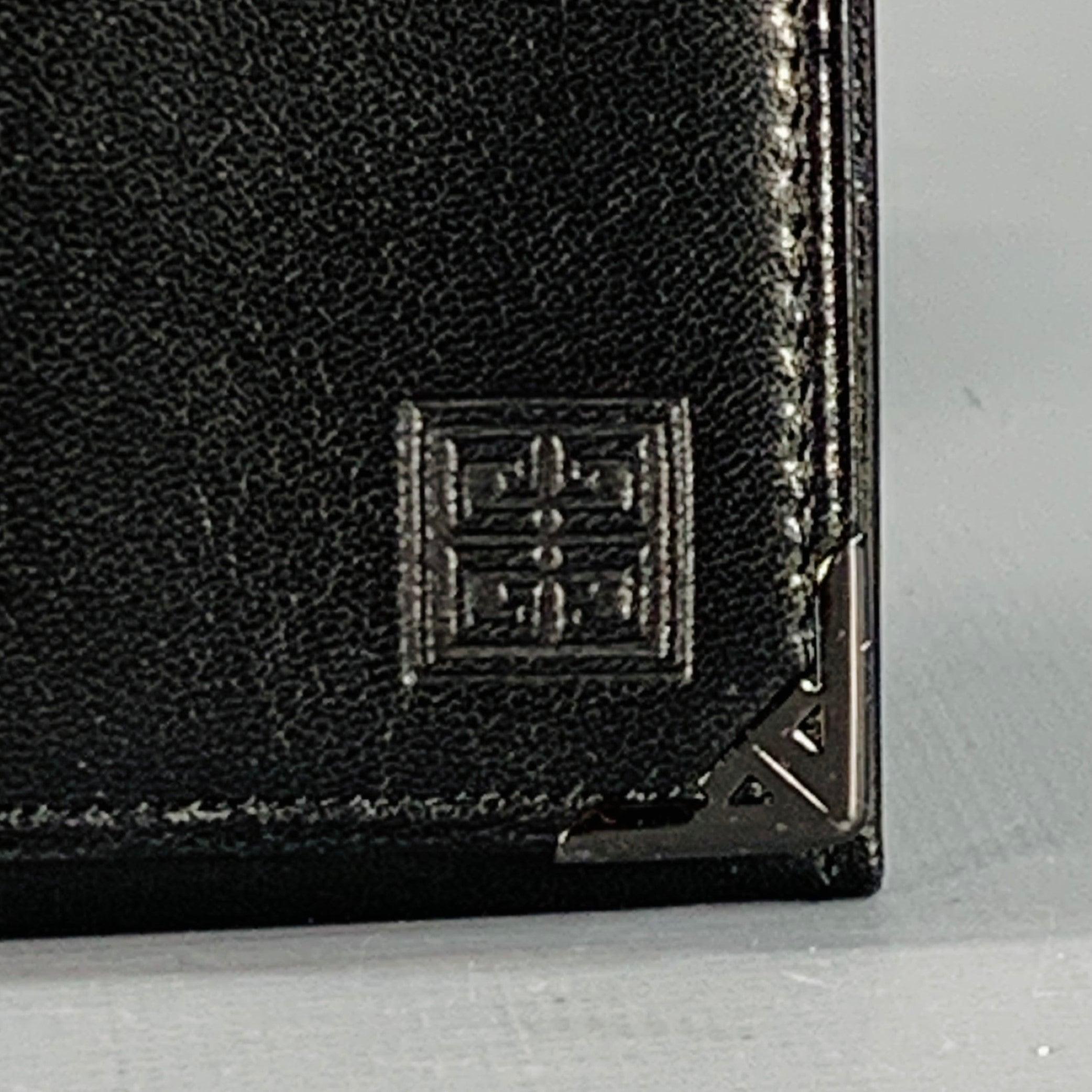 Portafoglio con libretto degli assegni GIVENCHY
in pelle nera con logo in rilievo, tasche per libretto degli assegni e contanti e molteplici scomparti per carte di credito. Ottimo stato di conservazione. 7 x 3,25 pollici 
  
  
 
Riferimento Sui