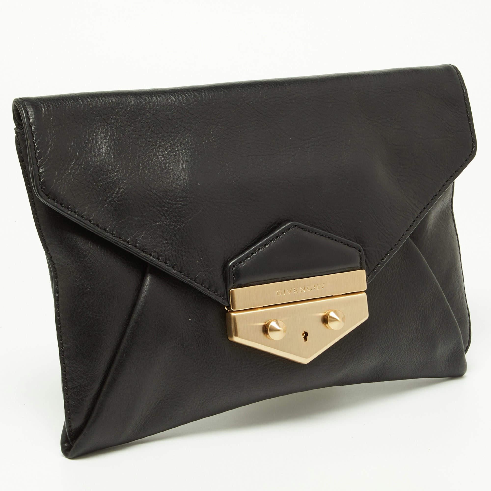 The elegant and feminine design of this beautiful Givenchy Medium Envelope Antigona clutch makes it perfect for all seasons. Crafted in black leather, this clutch will look effortlessly chic in your hand.

