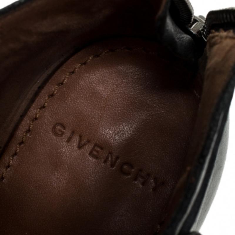 De las mujeres Givenchy Black Leather Fringe Lace Up Booties Size 37 en venta
