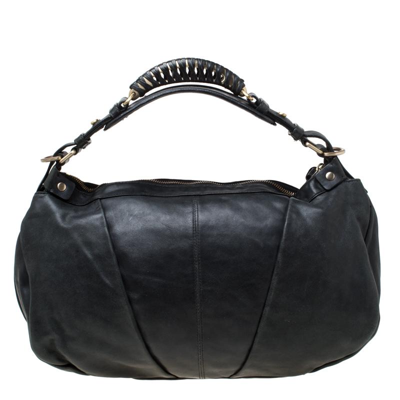 This trendy hobo from Givenchy elevates your style quotient and takes it a notch higher. The bag is crafted from leather and flaunts a single handle and gold-tone hardware. The fabric lined interior is secured with a zip closure. This bag will look