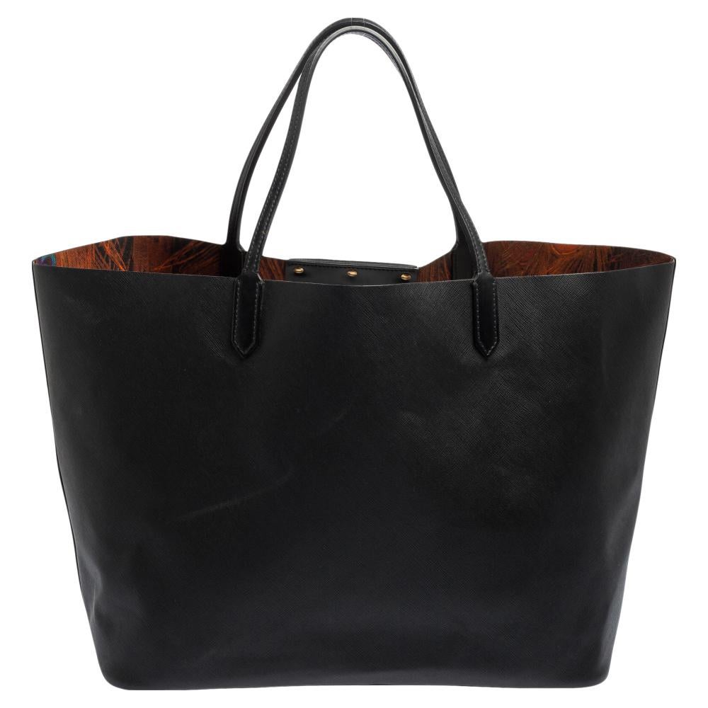 This Antigona shopping tote from Givenchy is a creation meant to assist you with style and ease. It comes crafted from black leather. The label is flaunted on the front, two handles are provided for you to carry it, and a spacious interior is to