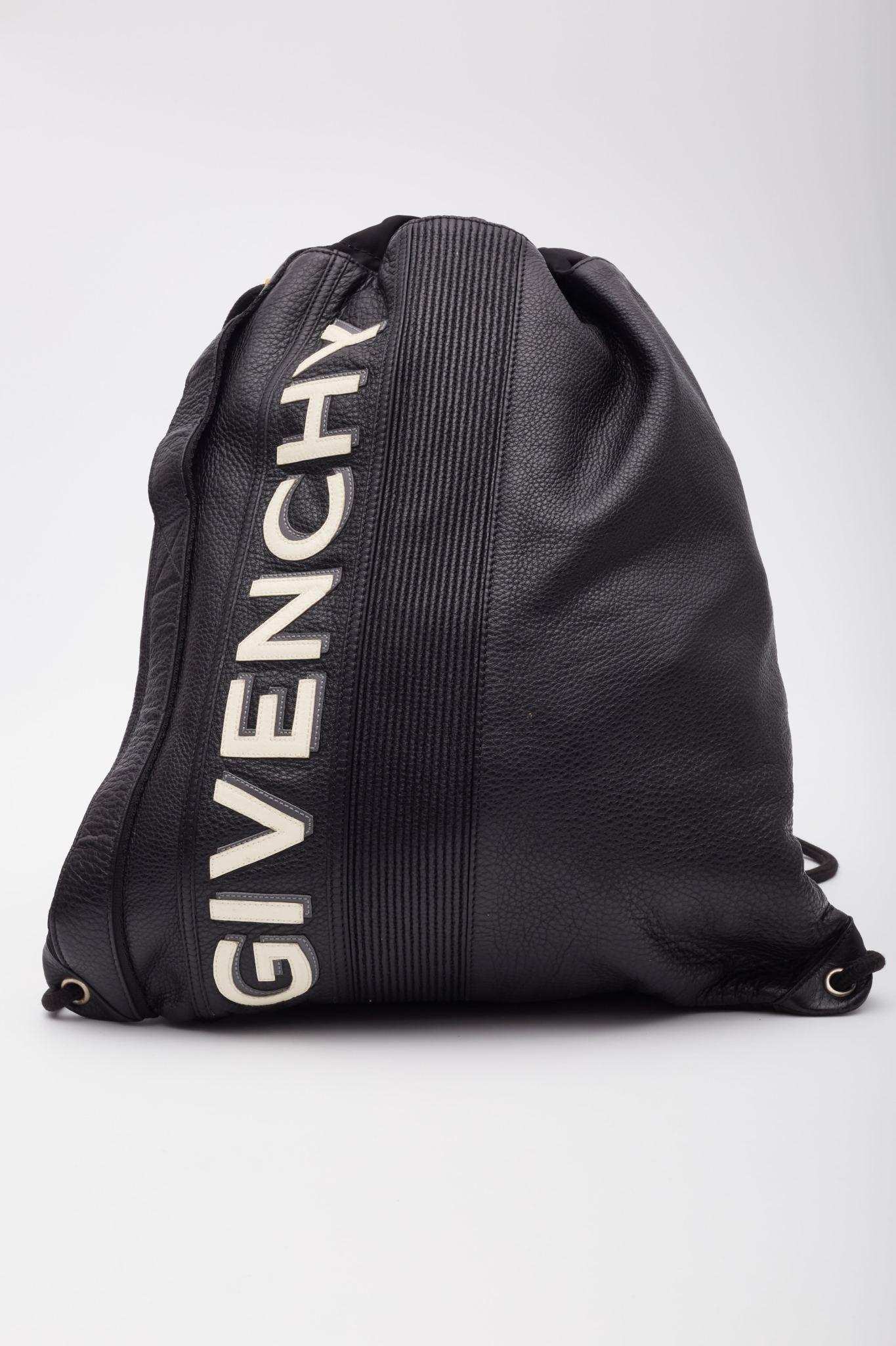 Givenchy Black Leather Logo Drawstring Backpack Bag In Good Condition For Sale In Montreal, Quebec
