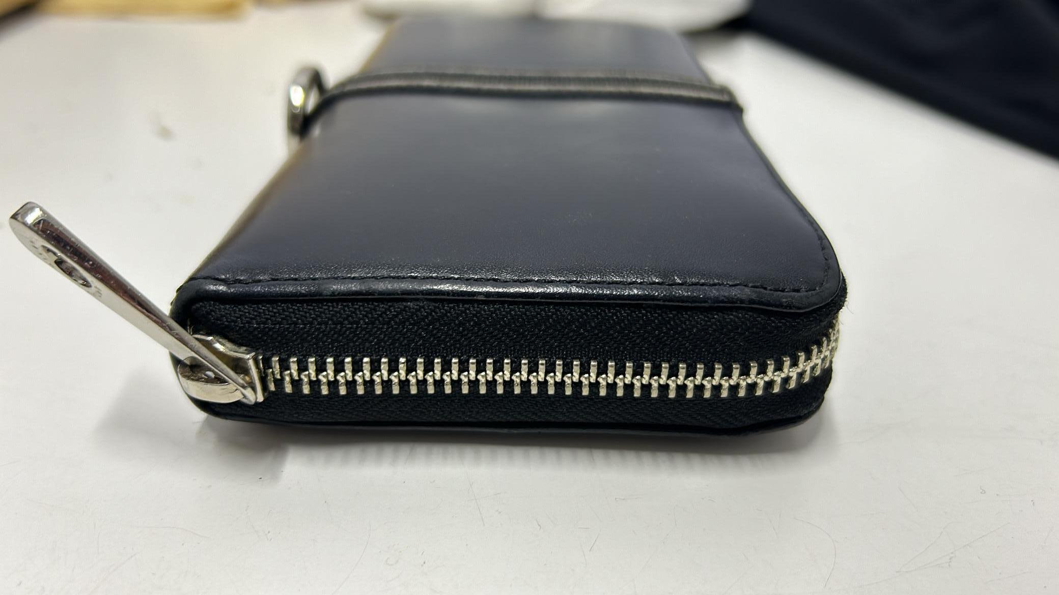 Portefeuille en cuir noir avec logo Givenchy en vente 5