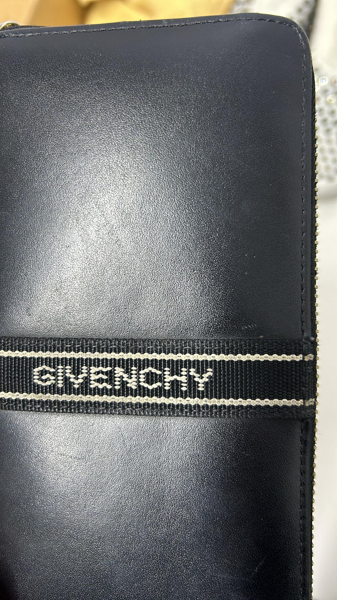 Portefeuille en cuir noir avec logo Givenchy en vente 7