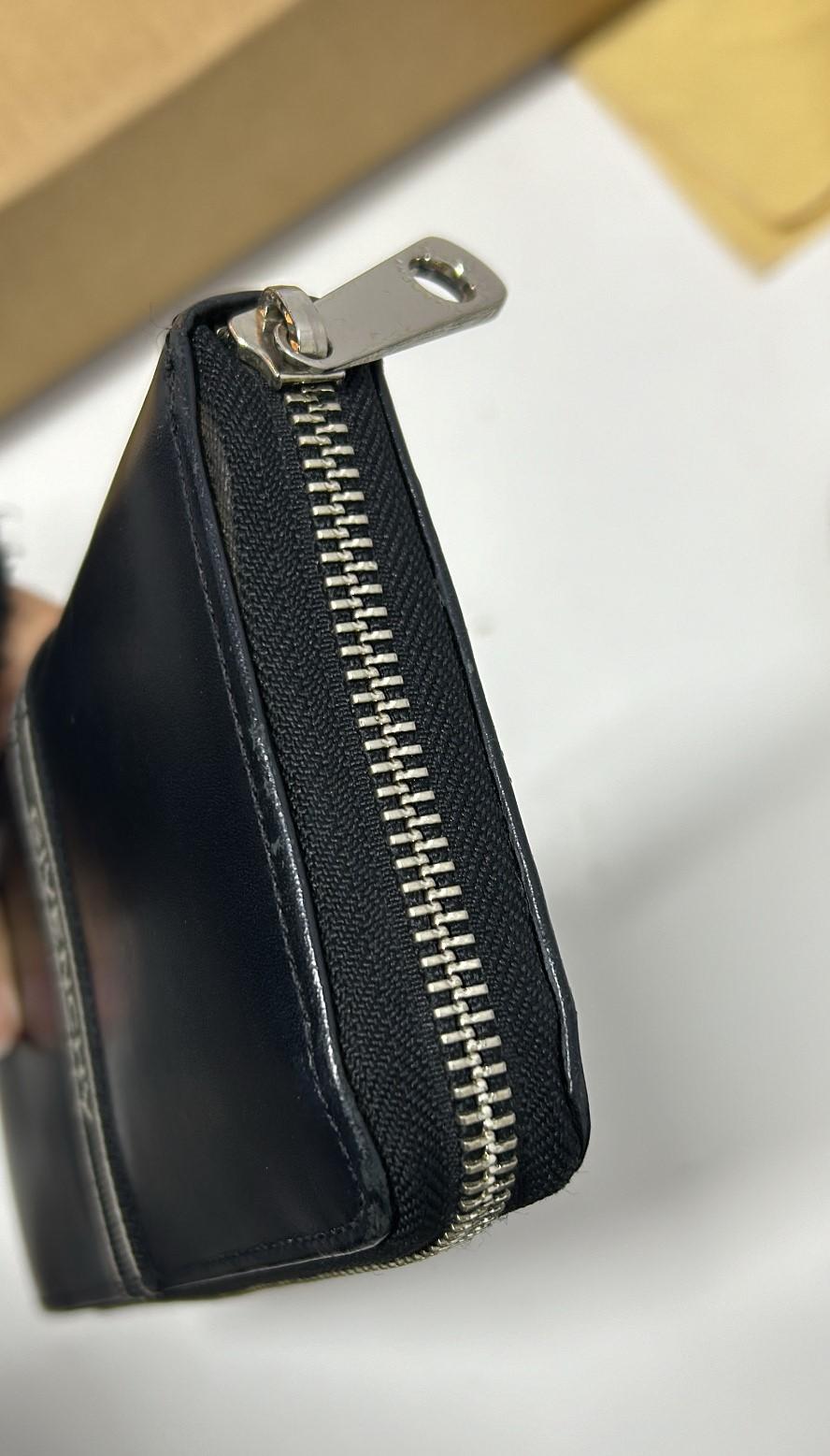 Portefeuille en cuir noir avec logo Givenchy en vente 8