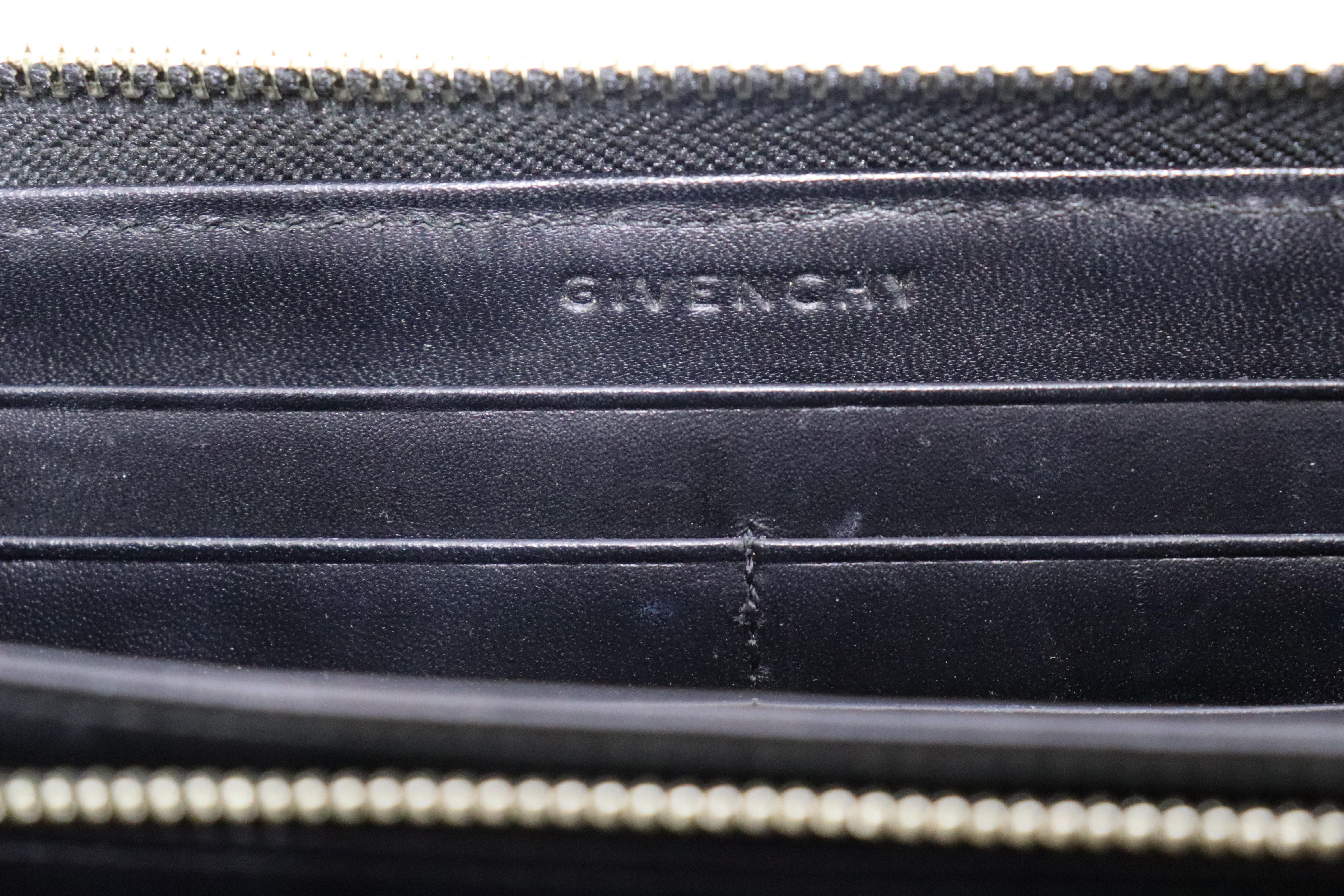 Portefeuille en cuir noir avec logo Givenchy en vente 3