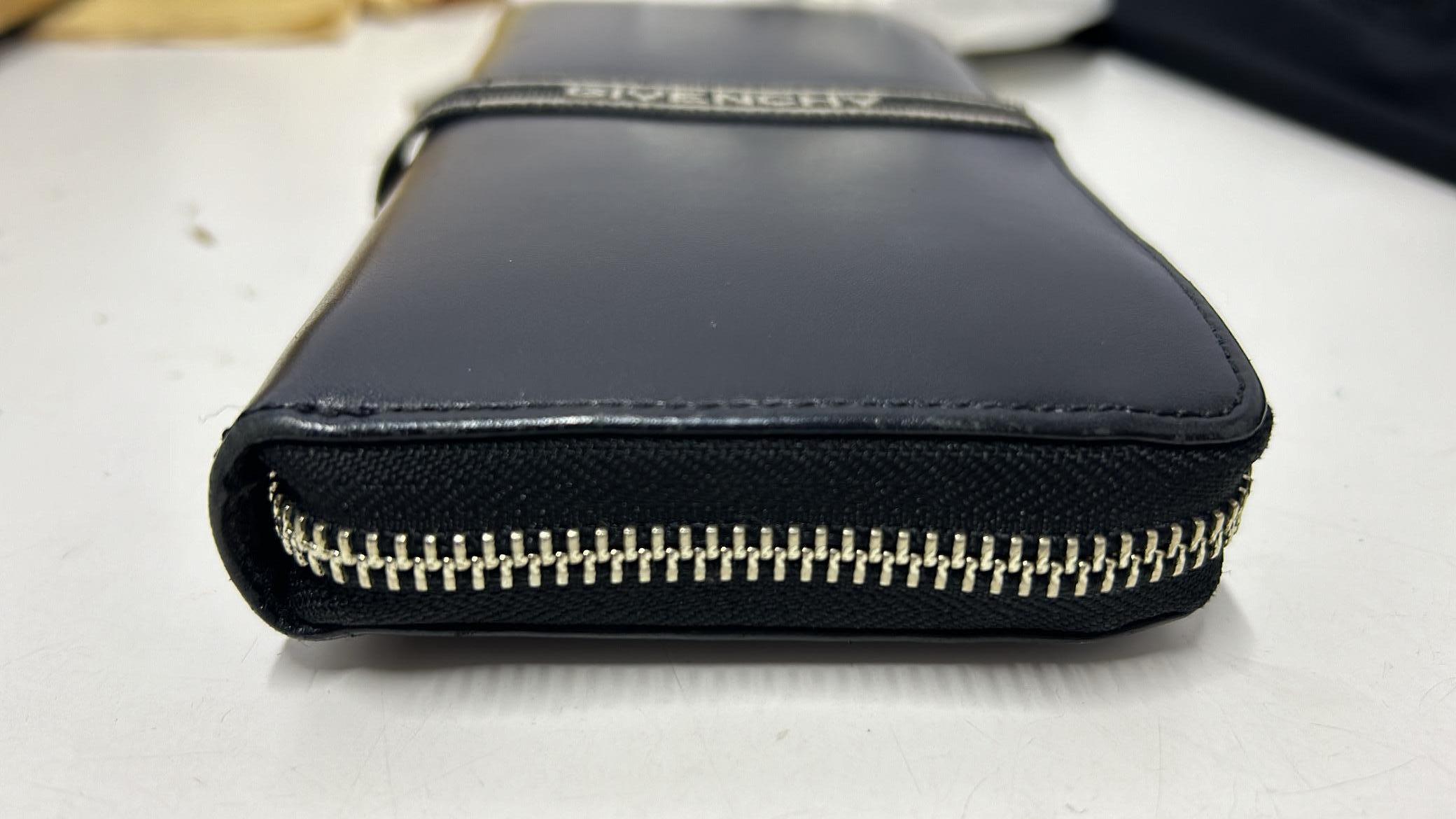 Portefeuille en cuir noir avec logo Givenchy en vente 4
