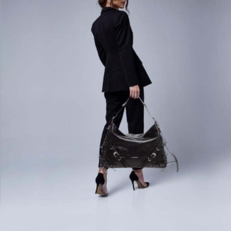 Se siete alla ricerca di qualcosa che rifletta lo chic e il lusso, questa borsa è la scelta perfetta. Realizzato con materiali pregiati, può essere portato comodamente in giro e il suo interno è spazioso per ospitare i tuoi effetti personali con