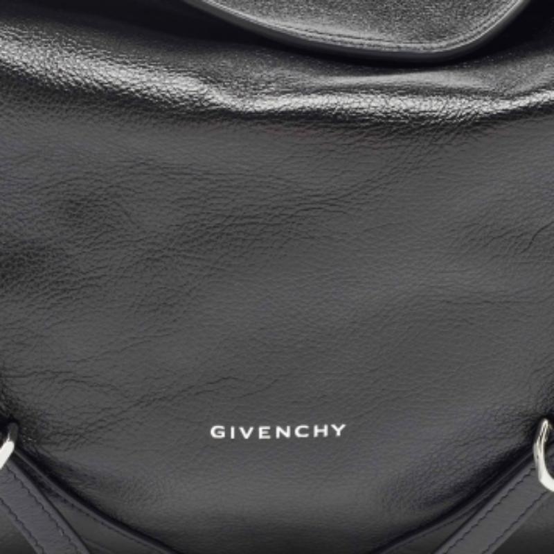 Givenchy Borsa a tracolla media Corsetto Voyou in pelle nera in vendita 4