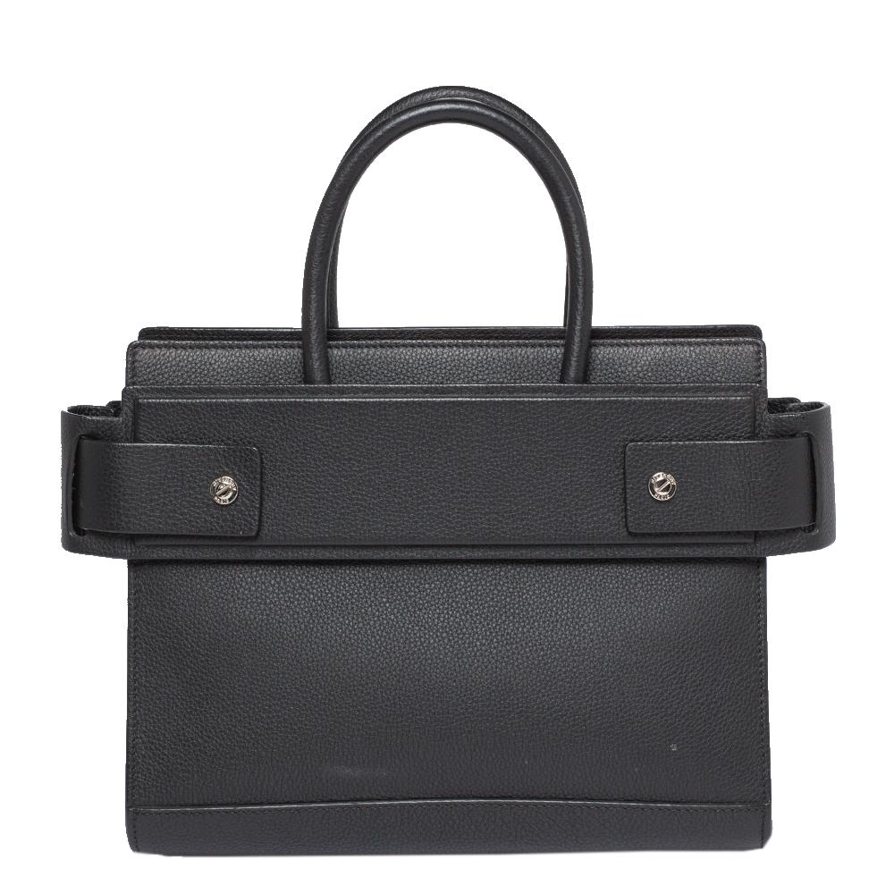 Featuring a leather body, this one can easily be styled with both formal and informal looks. This luxurious and sturdy handbag by Givenchy will surely meet all your expectations. The black-hued hue gives a distinguished look and a sleek finishing