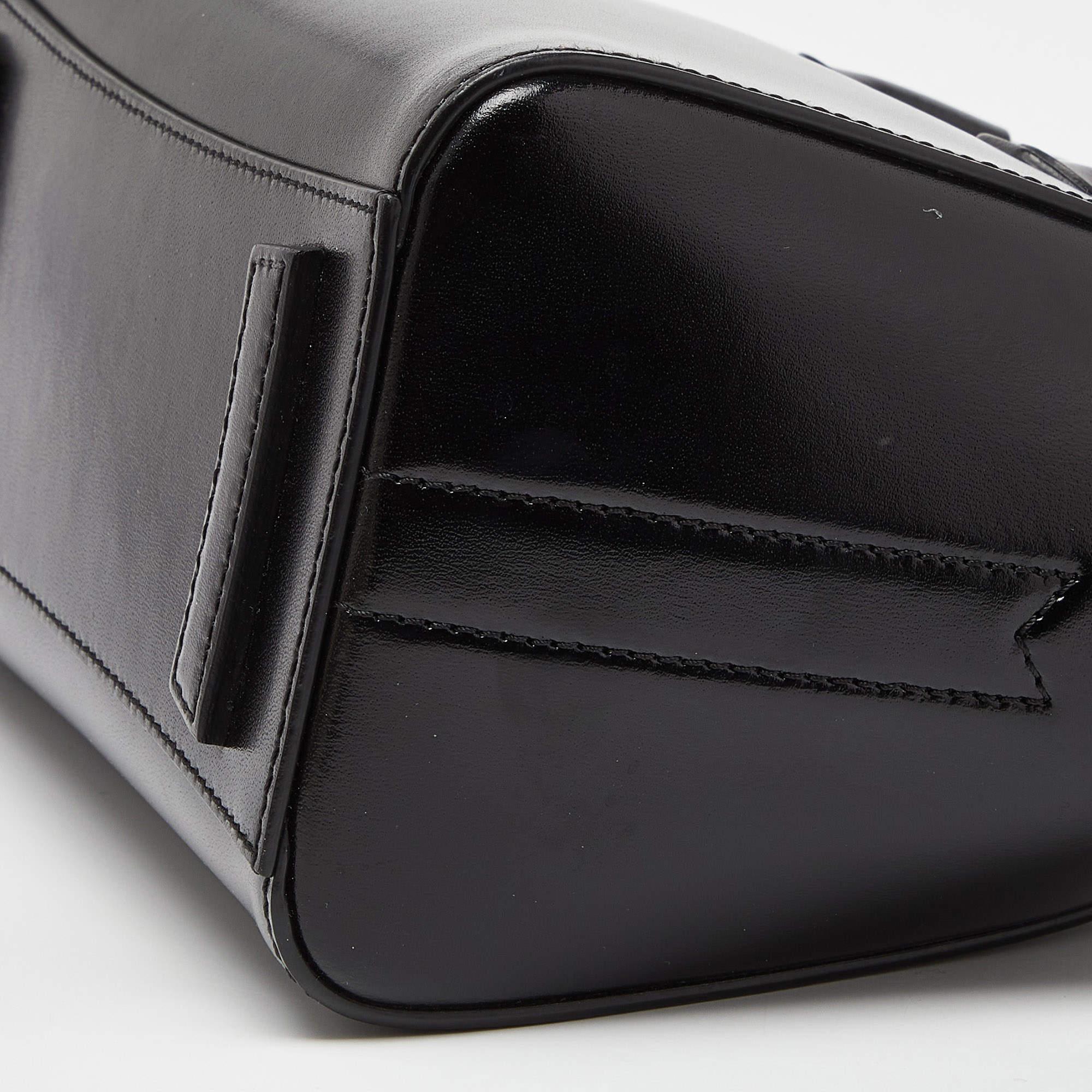 Givenchy Black Leather Mini Antigona Satchel In Good Condition For Sale In Dubai, Al Qouz 2