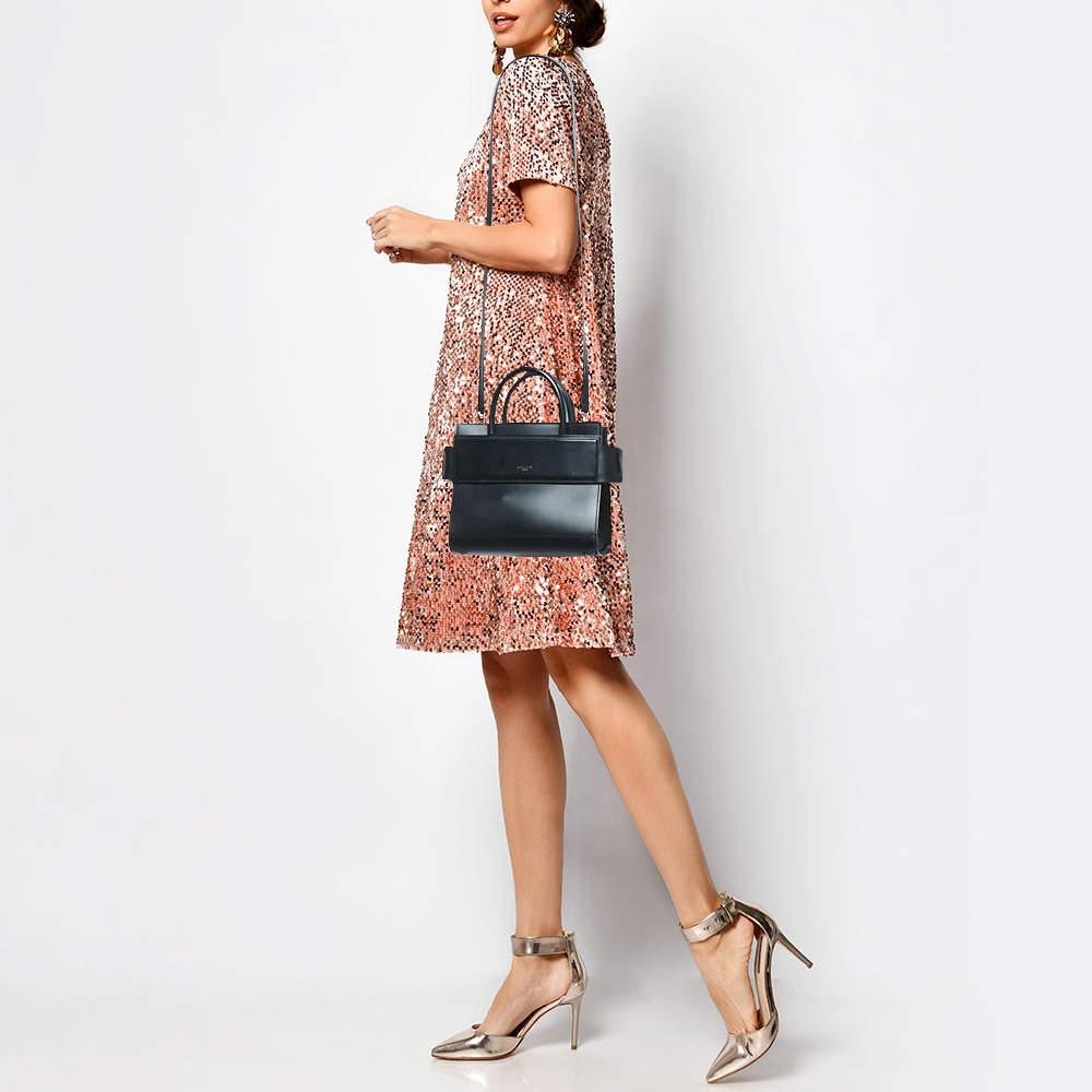 Created from high-quality materials, this tote is enriched with functional and classic elements. It can be carried around conveniently, and its interior is perfectly sized to keep your belongings with ease.

