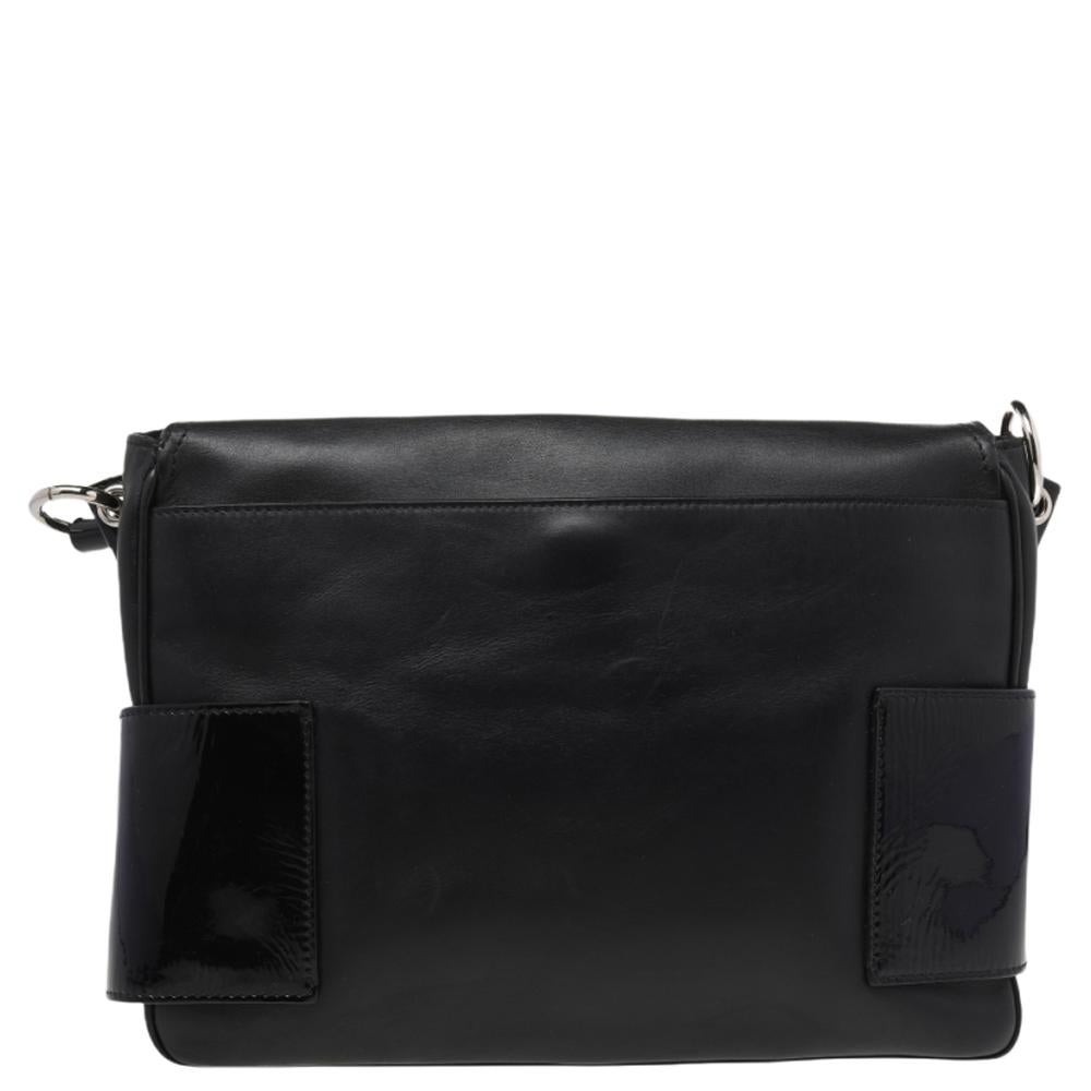 Keep it elegant with this modern, chic clutch from the house of Givenchy. A creation like this is a great way to start your day with. Made from leather, and decorated with the signature Obsedia cross on the flap, the clutch will carry your