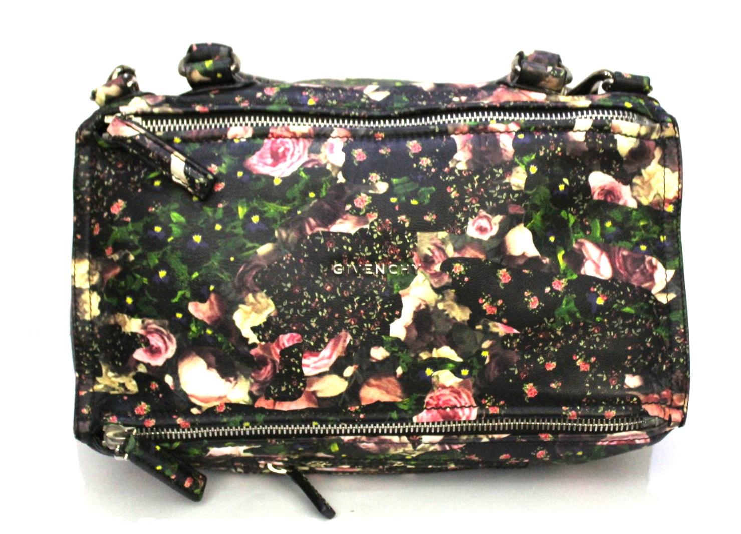 Givenchy Pandora model bag made of black leather with floral pattern.
Equipped with handle and removable shoulder strap. Zip closure, very large inside.
The bag is in excellent condition.