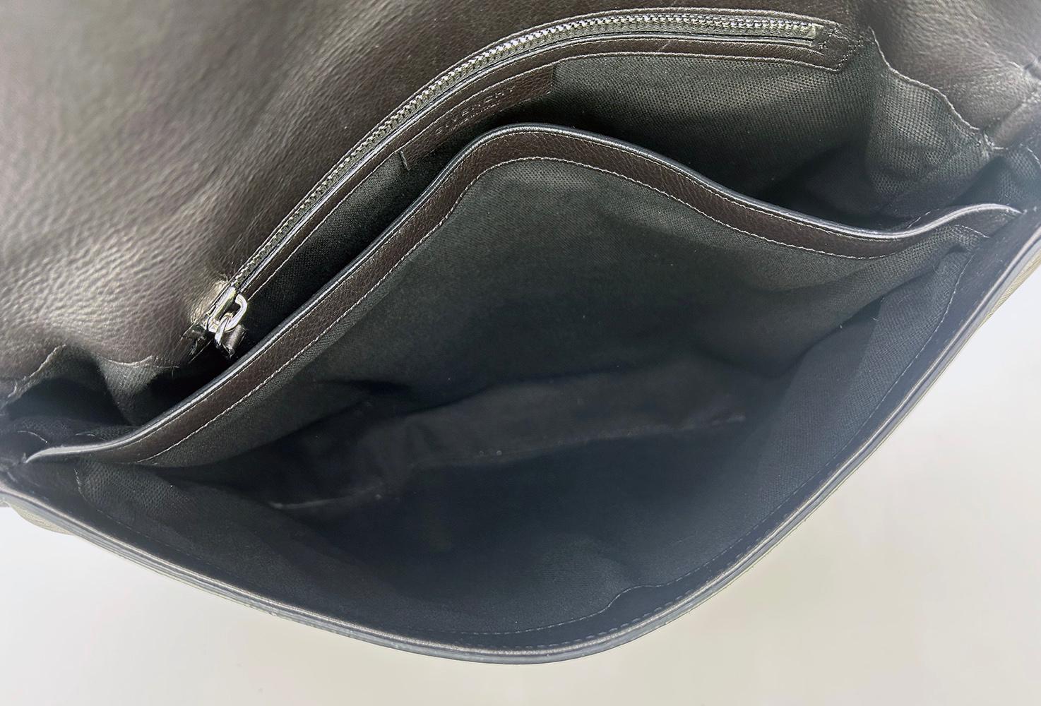 Givenchy Schwarze Pandora-Tasche aus Leder mit reiner Klappe im Angebot 8
