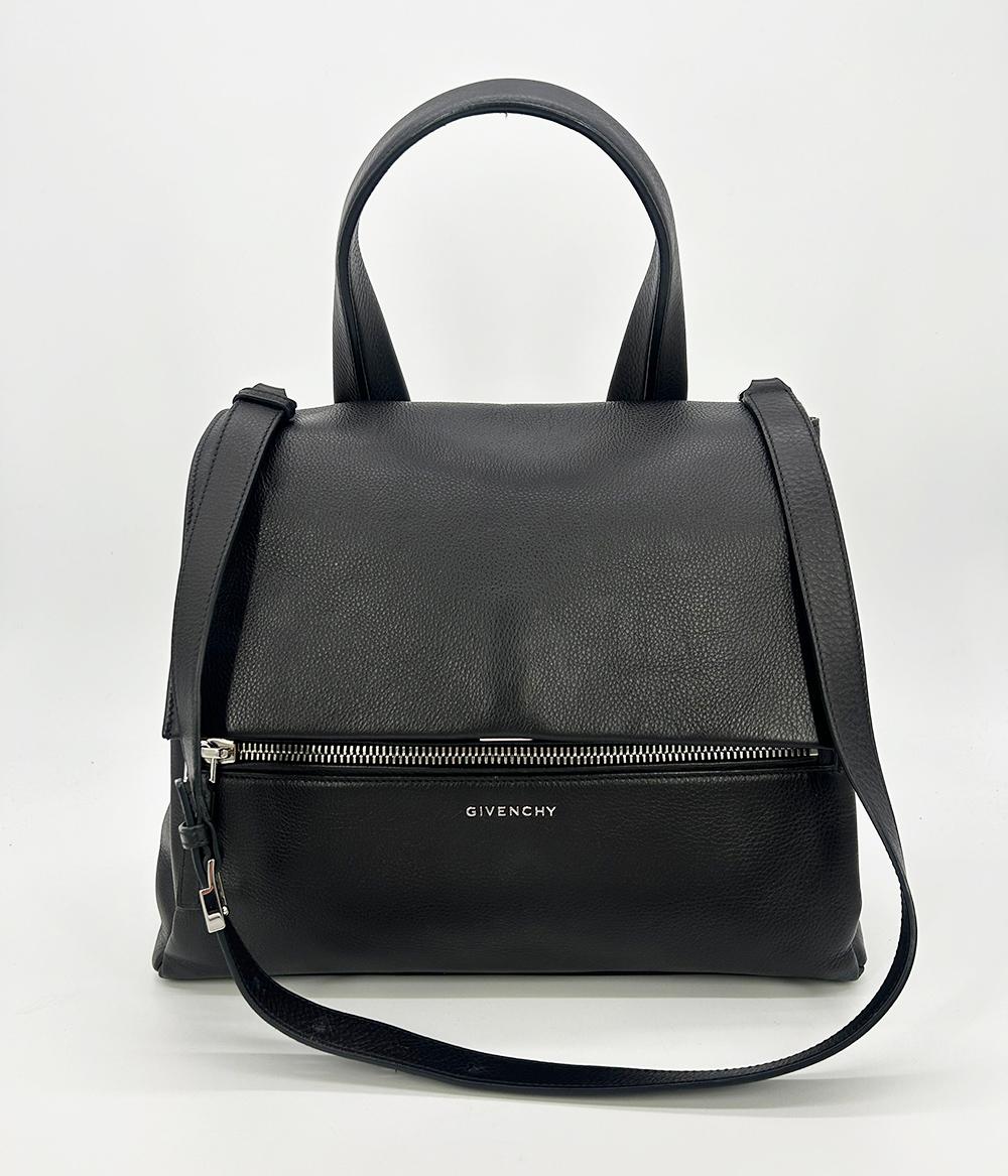Givenchy Black Leather Pandora Pure Flap Bag in ausgezeichnetem Zustand. Weiches schwarzes Kalbsleder mit silbernen Beschlägen verziert. Kann am oberen Griff oder mit dem Schulterriemen getragen werden, um verschiedenen Gelegenheiten und Stilen