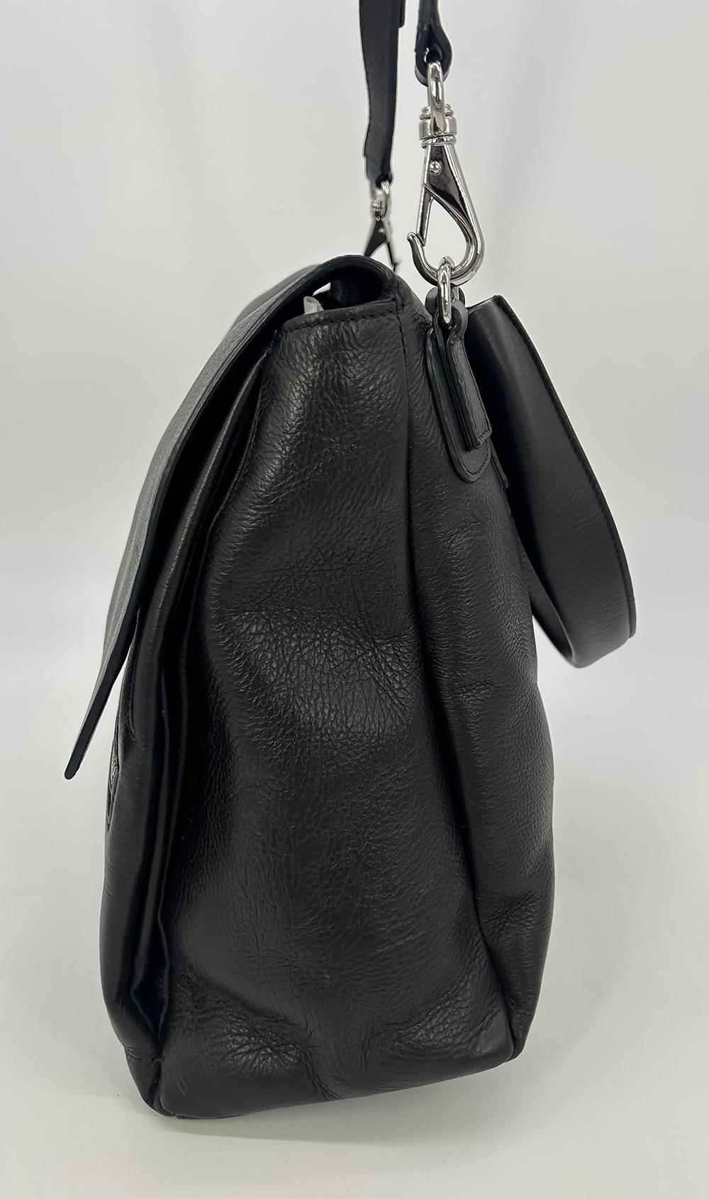 Givenchy Schwarze Pandora-Tasche aus Leder mit reiner Klappe im Angebot 2