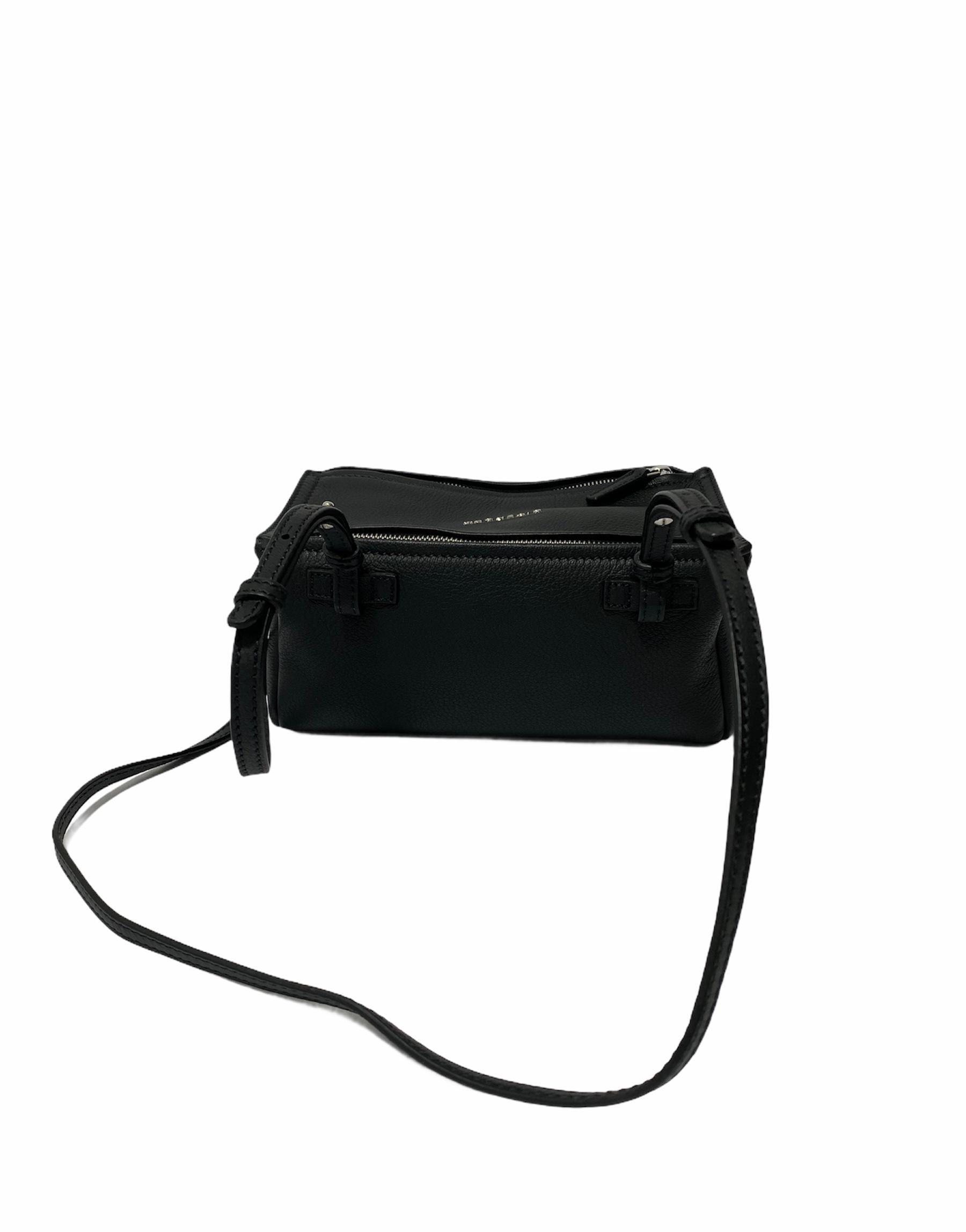 Shoulder bag signed Givenchy, Pandora model made in black leather with silver hardware.

The product is equipped with a zip closure, internally lined in black fabric, roomy for the essentials.

Equipped with an adjustable shoulder strap and an