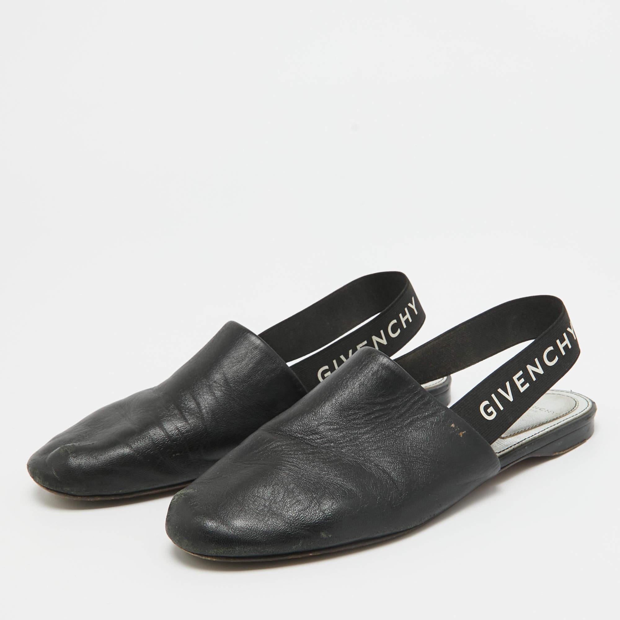 A perfect blend of luxury, style, and comfort, these designer flats are made using quality materials and frame your feet in the most refined way. They can be paired with a host of outfits from your wardrobe.