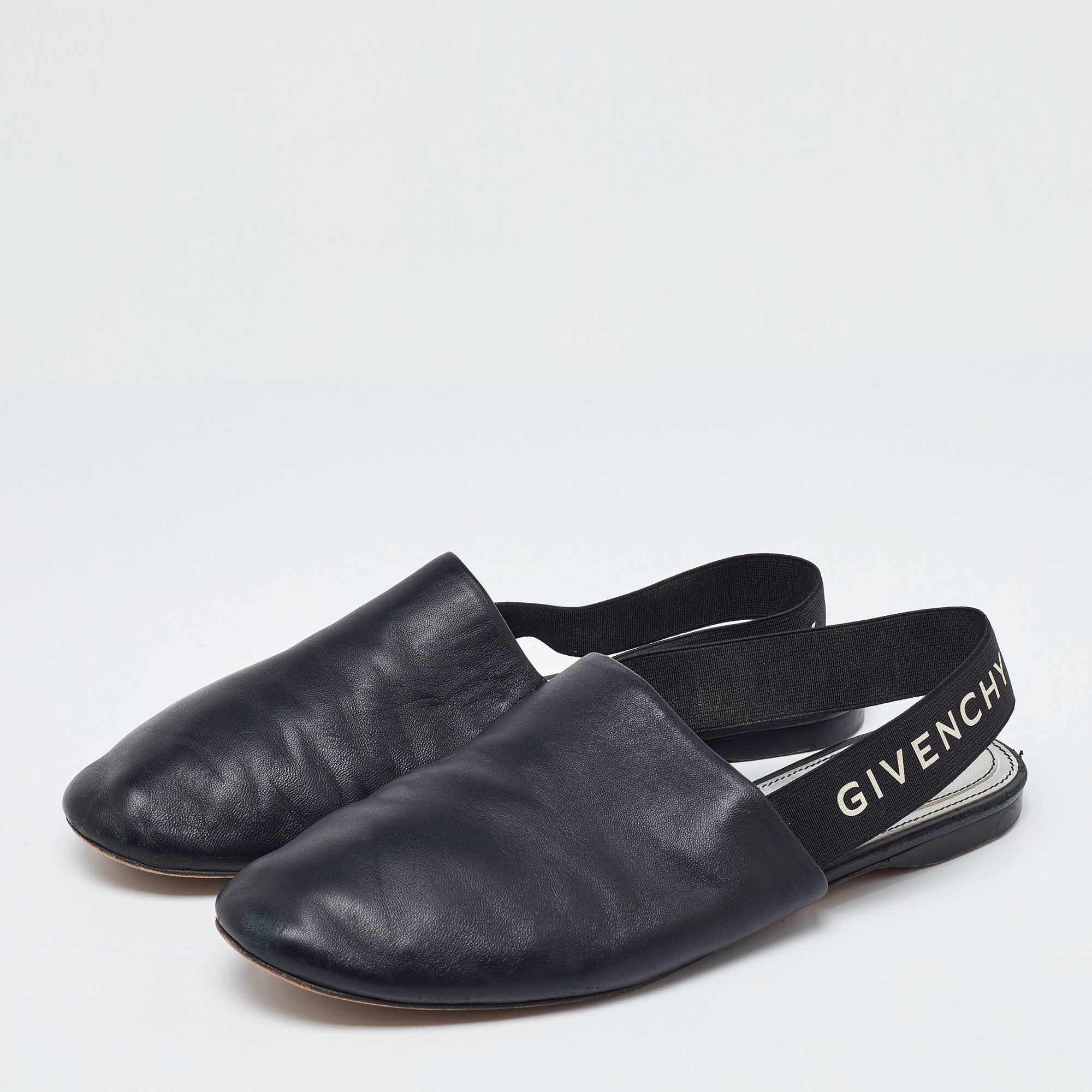 These well crafted designer flats have got you covered for all day plans. They come in a versatile design and they look great on the feet.