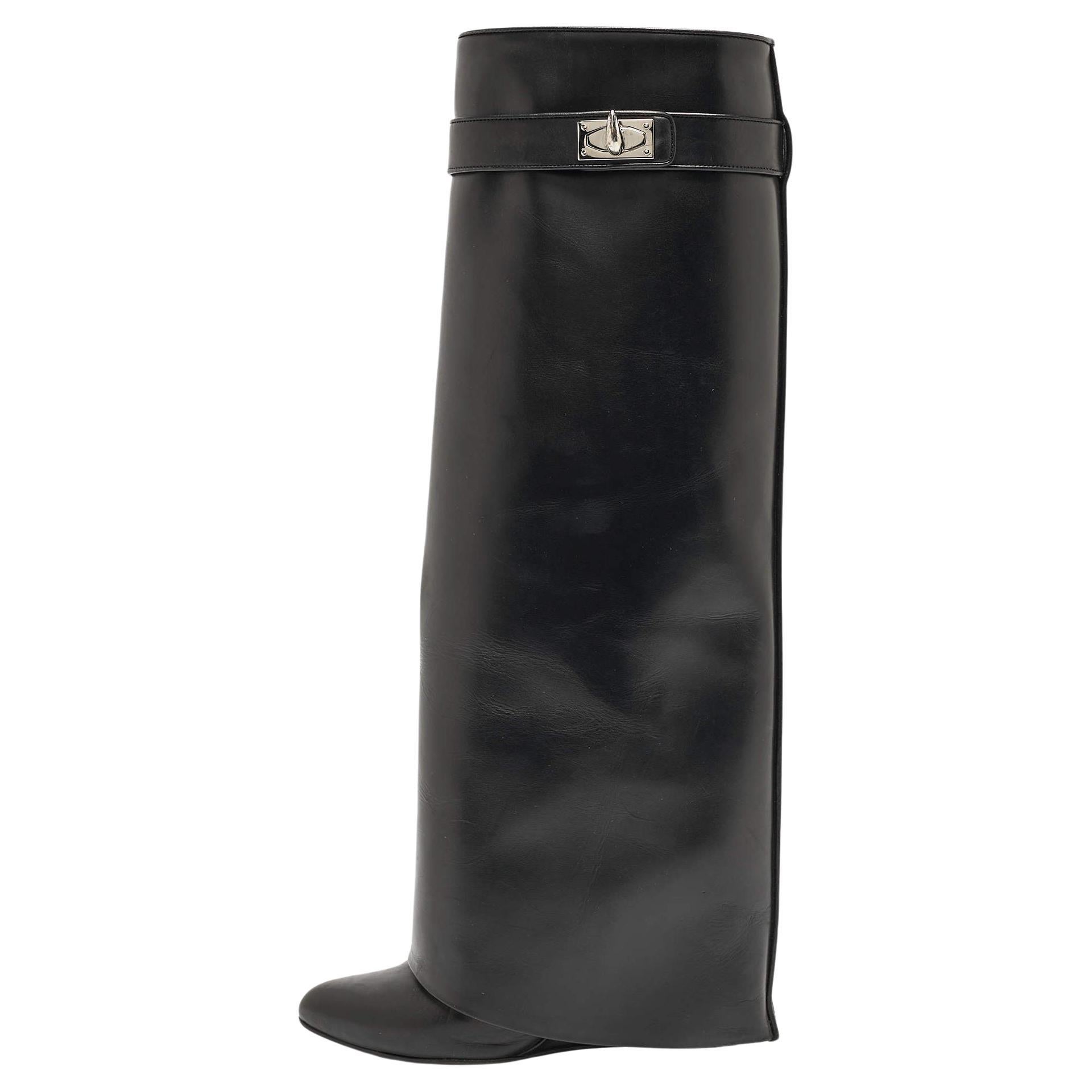 Givenchy - Bottes en cuir noir à verrou de requin, longueur genou, taille 36.5 en vente