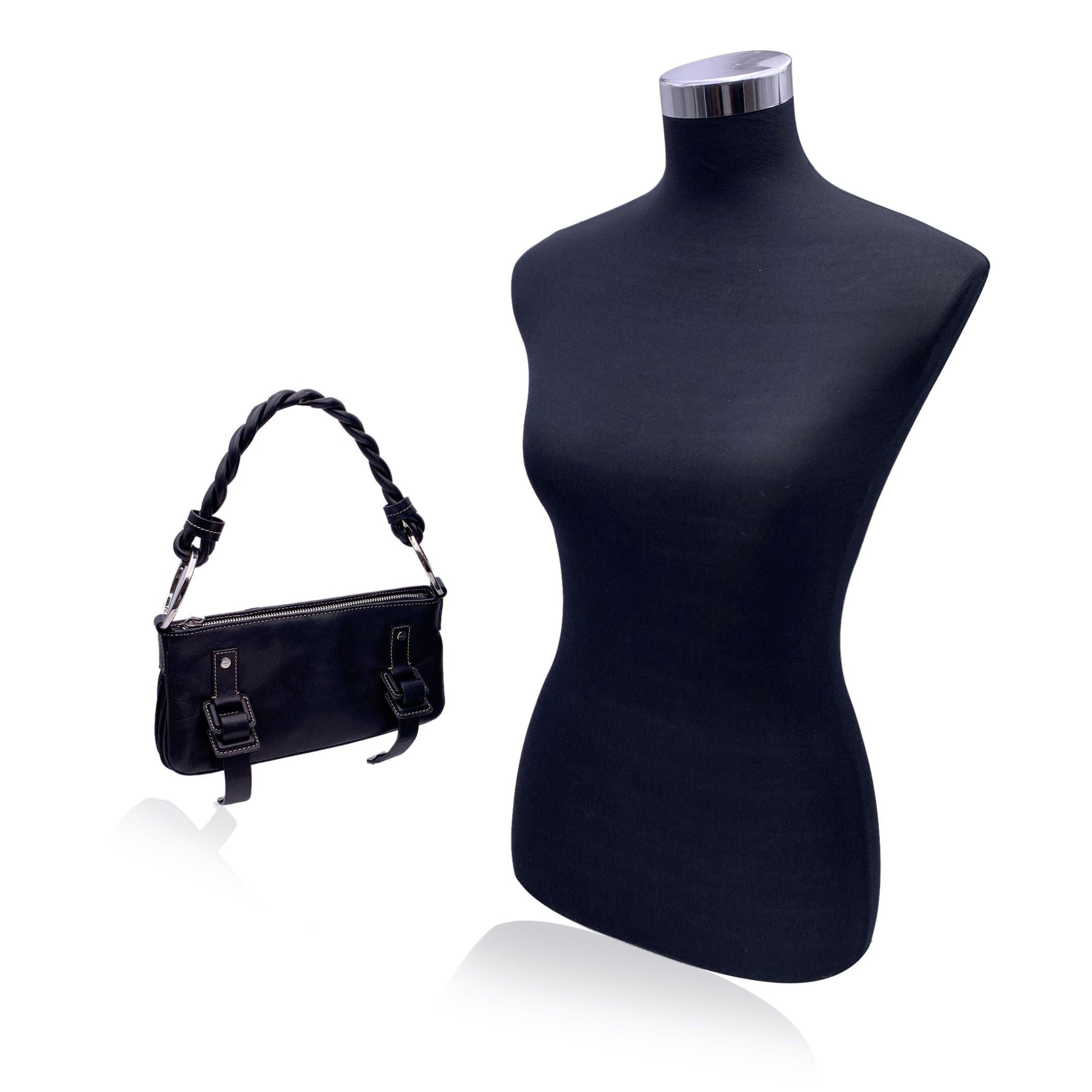 Precioso bolso bandolera Givenchy de piel negra. Cierre superior de cremallera. Detalle de doble hebilla en la parte delantera. Forro de tela negra. 1 bolsillo lateral con cremallera en el interior. Herrajes de metal Silver. Etiqueta 'Givenchy' en