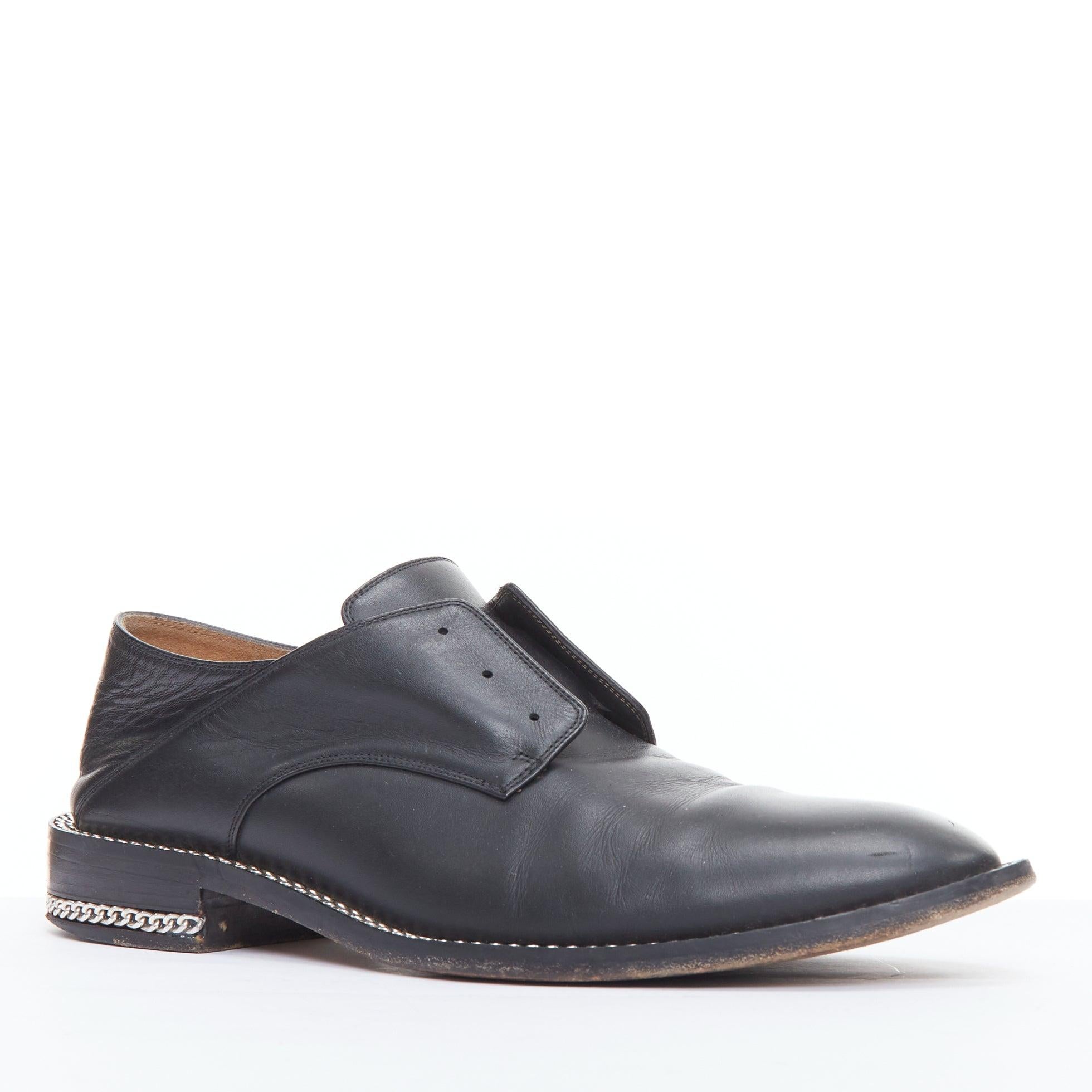 GIVENCHY Schwarzes Leder Silber Kette Blockabsatz Brogue Schuhe
Referenz: JACG/A00183
Marke: Givenchy
Designer: Riccardo Tisci
MATERIAL: Leder
Farbe: Schwarz, Silber
Muster: Solide
Verschluss: Schnürung
Innenfutter: Nacktes Leder
Zusätzliche