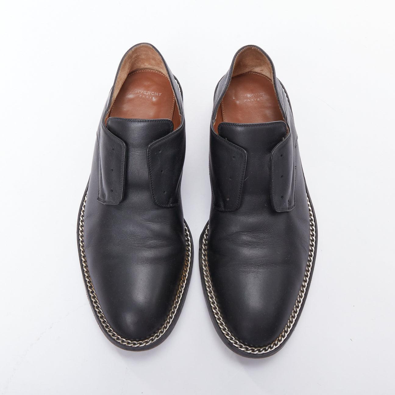 GIVENCHY Schwarzes Leder Silber Kette Blockabsatz Brogue Schuhe (Grau) im Angebot