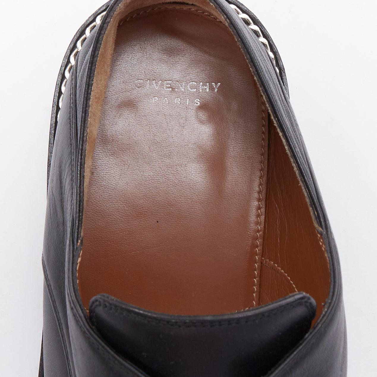 GIVENCHY Schwarzes Leder Silber Kette Blockabsatz Brogue Schuhe im Angebot 4