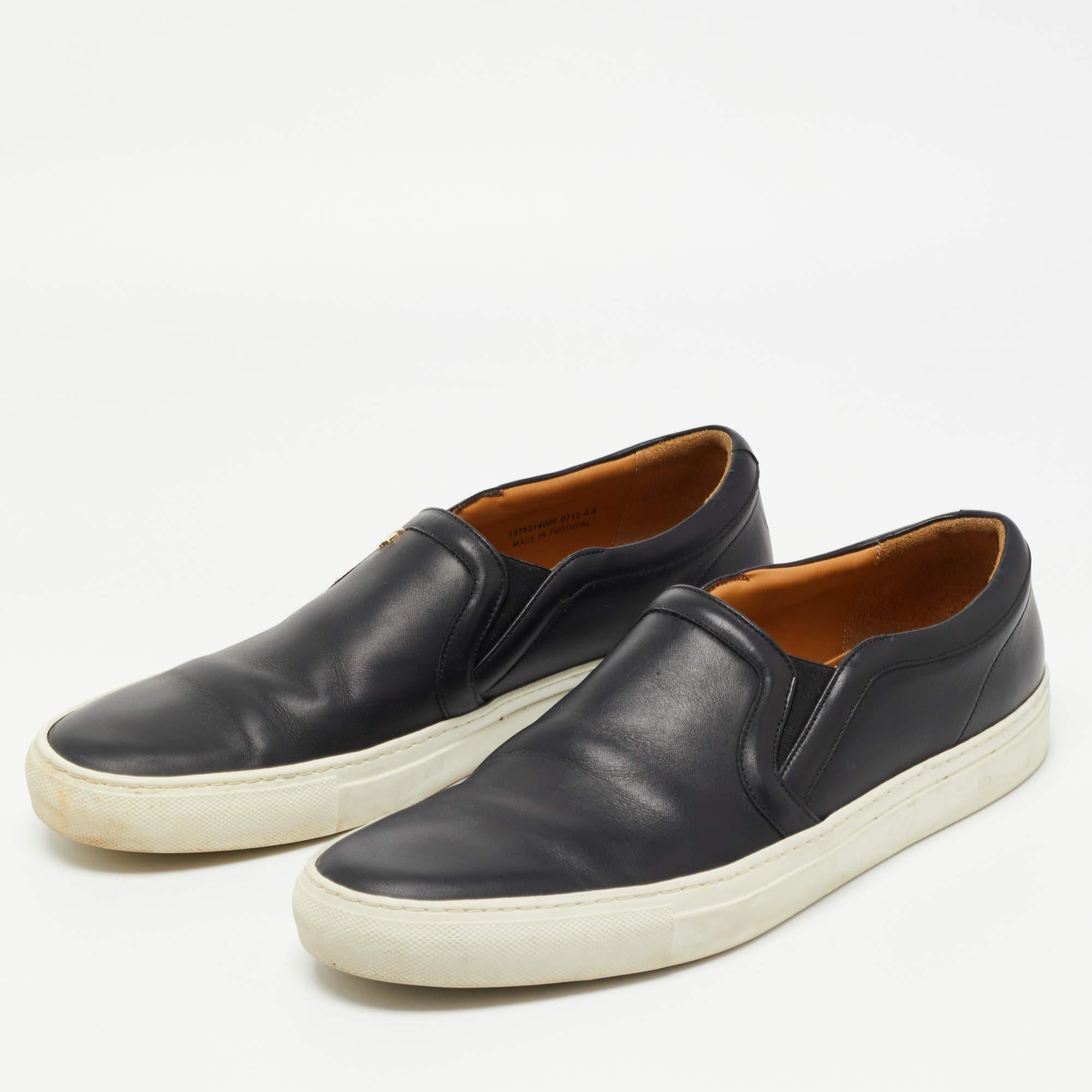Let this comfortable pair of shoes be your first choice when you're out for a long day. They have well-sewn uppers beautifully set on durable soles.