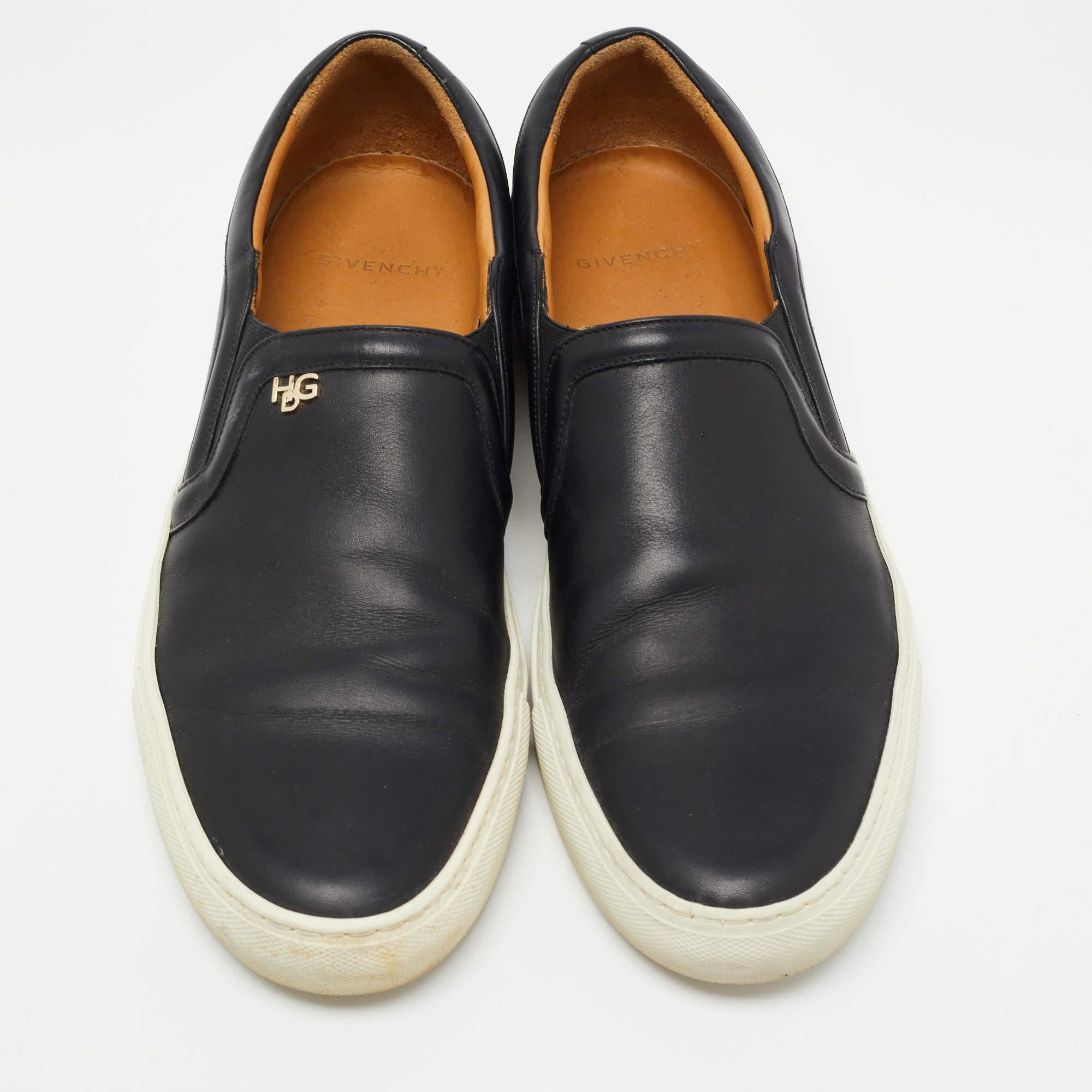 Givenchy Black Leather Slip On Sneakers Size 44 In Good Condition For Sale In Dubai, Al Qouz 2