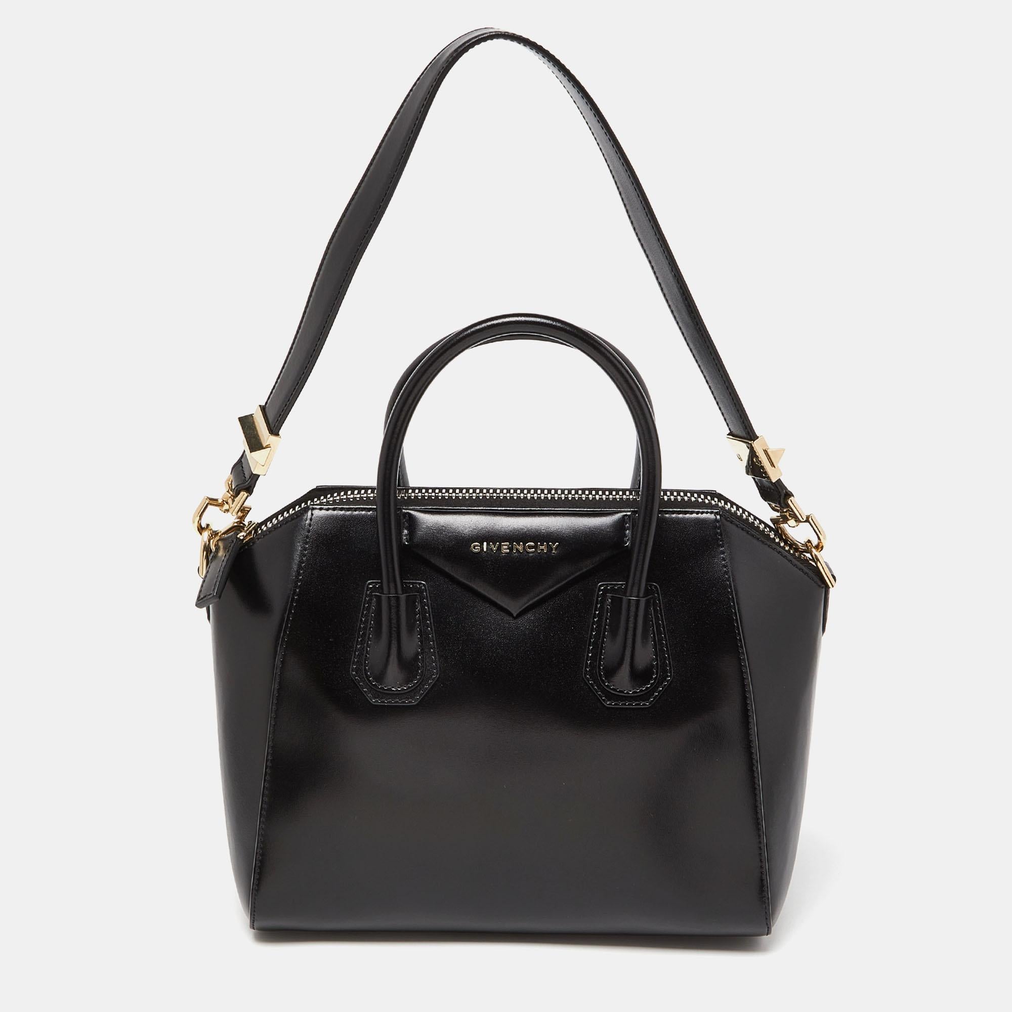 This Givenchy stylish satchel has been crafted from fine materials. It opens to a capacious interior that can easily hold your everyday essentials. Swing the Antigona with style!

Includes: Original Dustbag, Detachable Strap

