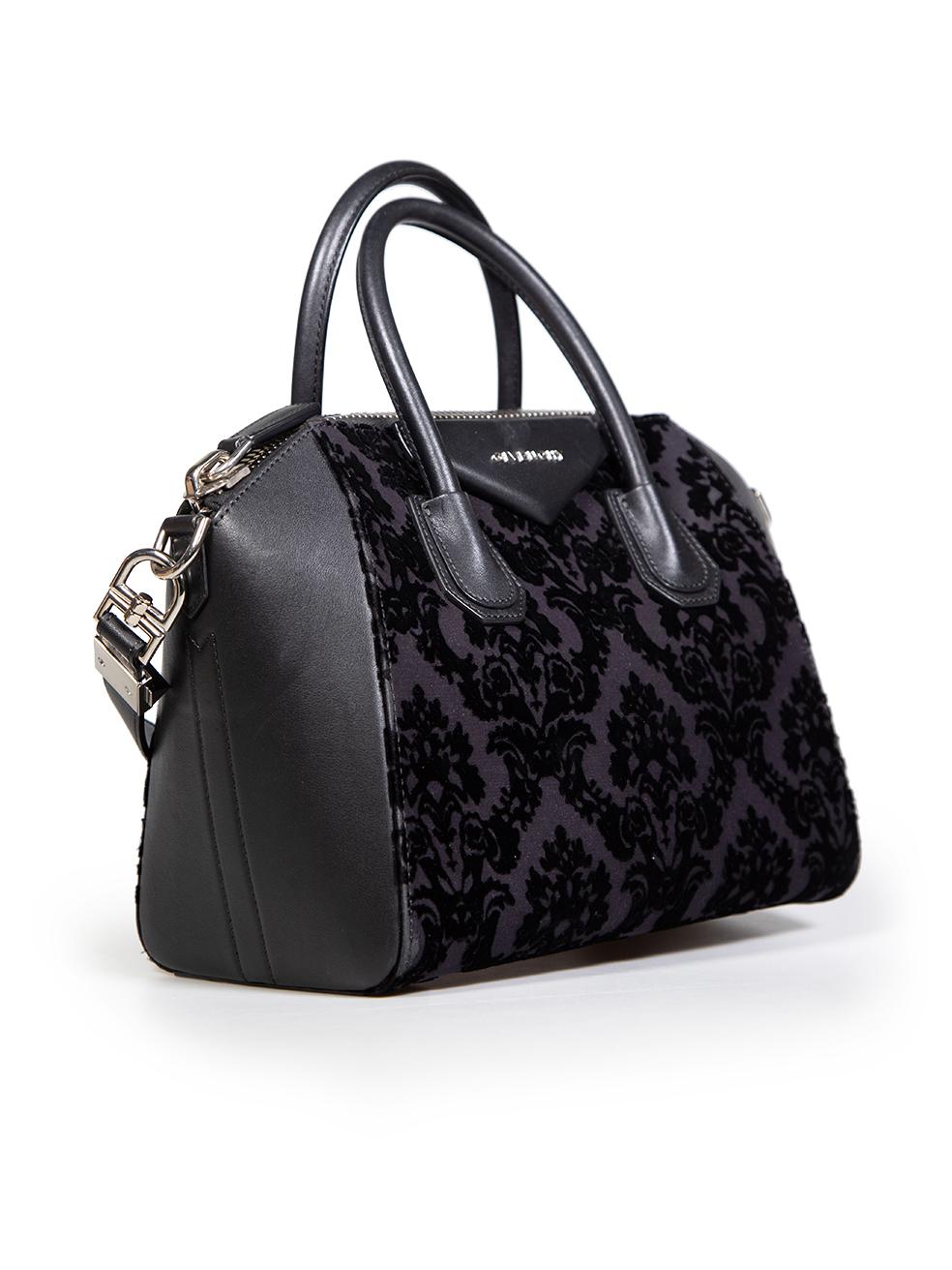 CONDITION is Very good. Minimal wear to bag is evident. Minimal abrasions to the leather exterior of the bag on this used Givenchy designer resale item. This items comes with its original dust bag.
 
 Details
 Model: Antigona
 Black
 Leather
 Medium