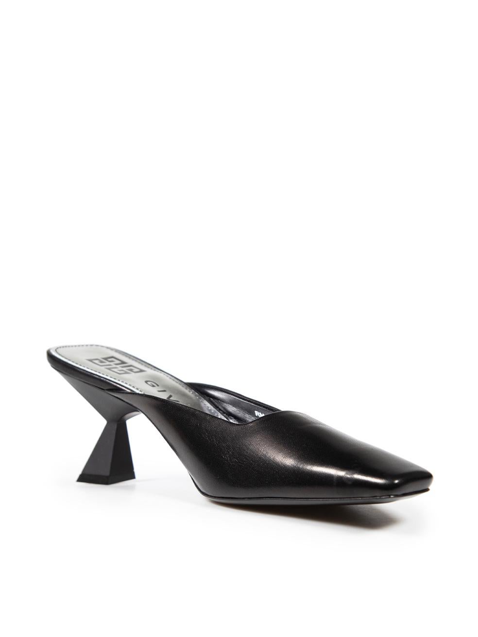 CONDITION is Never worn. Due to poor storage of the the heels there is abrasion on both toe boxes on this new Givenchy designer resale item.



Details


Black

Leather

Mules

Square toe

Slip on

Sculpture mid heel





Made in