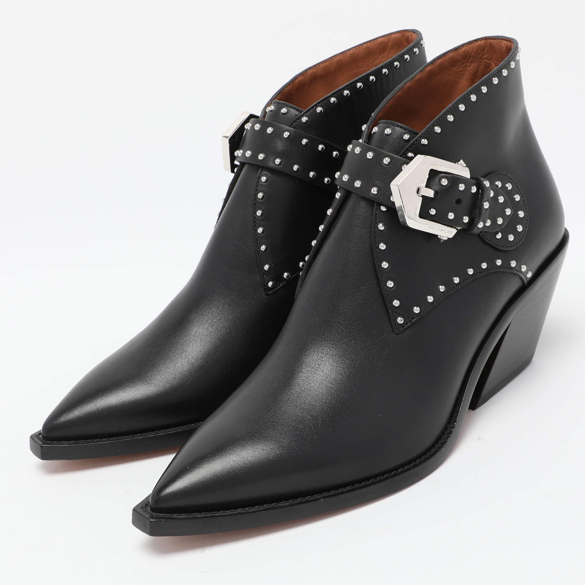Meticulously designed into a smart silhouette these boots are on point with style. They come with comfortable insoles and durable outsoles to last you forever. These boots are just amazing and you definitely need to get them right away.