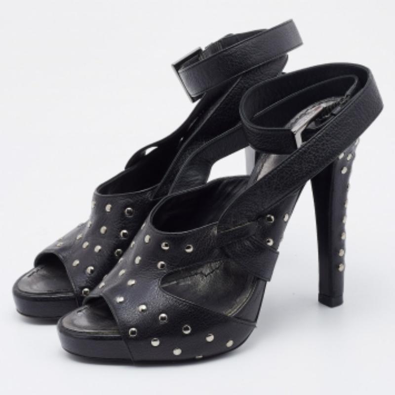 Givenchy Sandali con cinturino alla caviglia con borchie in pelle nera misura 37 In condizioni buone in vendita a Dubai, Al Qouz 2