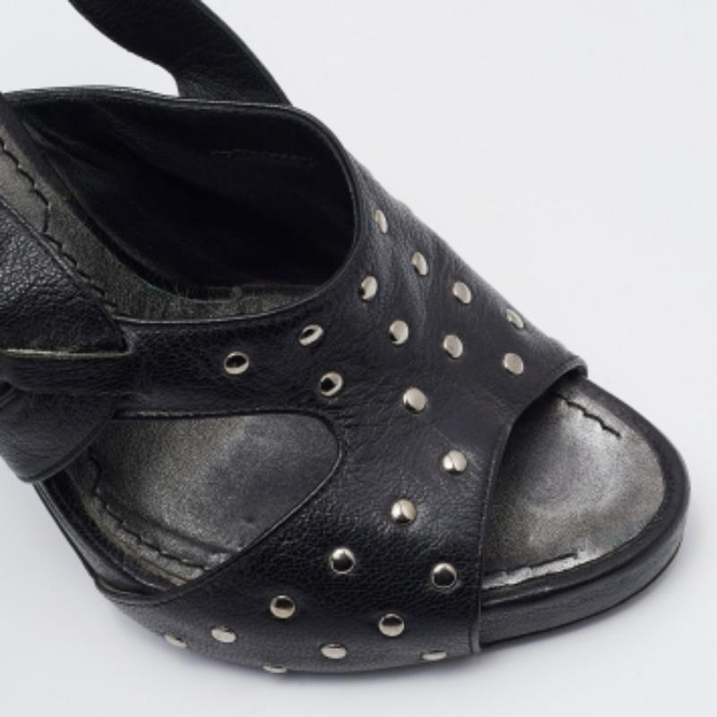 Givenchy Sandali con cinturino alla caviglia con borchie in pelle nera misura 37 in vendita 1
