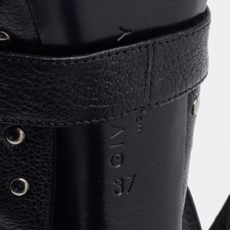 Givenchy Sandali con cinturino alla caviglia con borchie in pelle nera misura 37 in vendita 4