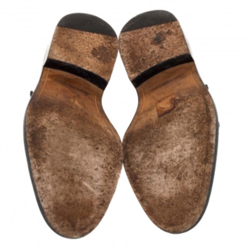 Diese Givenchy-Schuhe sind ein absolutes Must-have. Sie werden in Italien aus schwarzem Leder gefertigt. Sie sind mit doppelten Mönchsriemen und silberfarbenen Nietenverzierungen versehen. Sie sind mit Lederfutter, Innensohle und Sohle ausgestattet.
