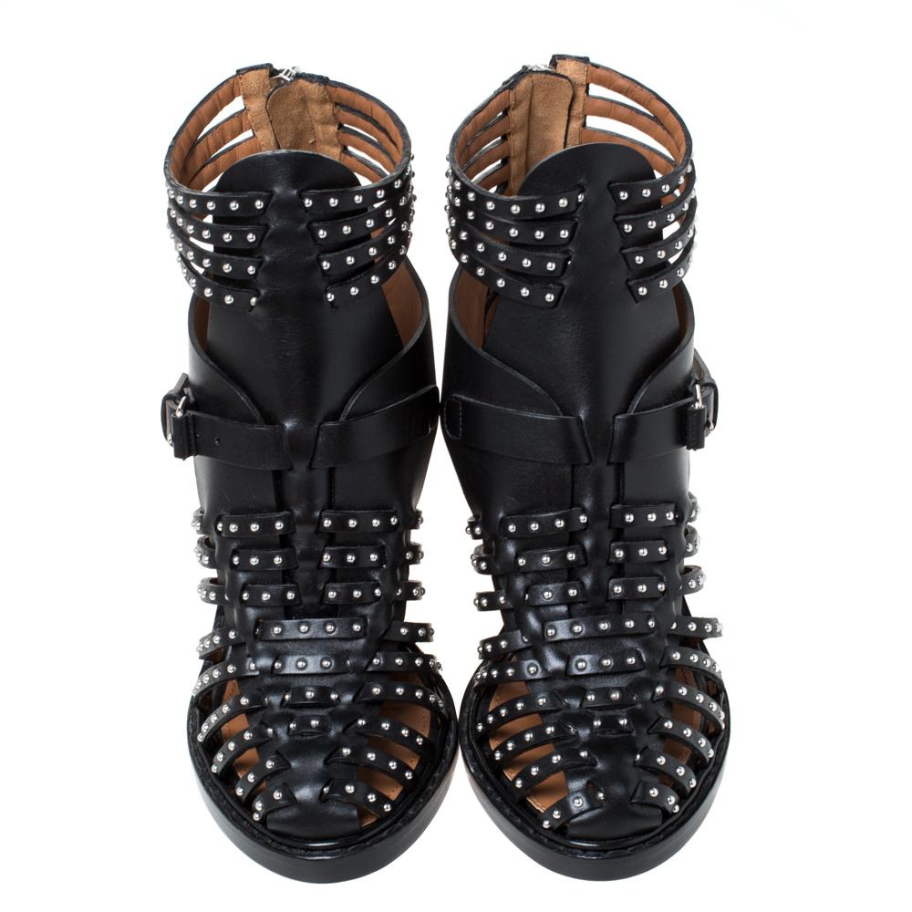 Givenchy brings you these edgy and statement-making sandals that will set you apart from the crowds! Crafted meticulously from quality leather in Italy, they come in a classic shade of black. They have a gladiator style, round toes, studded