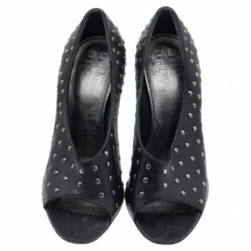 Hay zapatos que superan la prueba del tiempo y de los ciclos de la moda: estos zapatos de salón Givenchy atemporales. Fabricados en piel de color negro, están diseñados con cortes elegantes y puntera abierta.