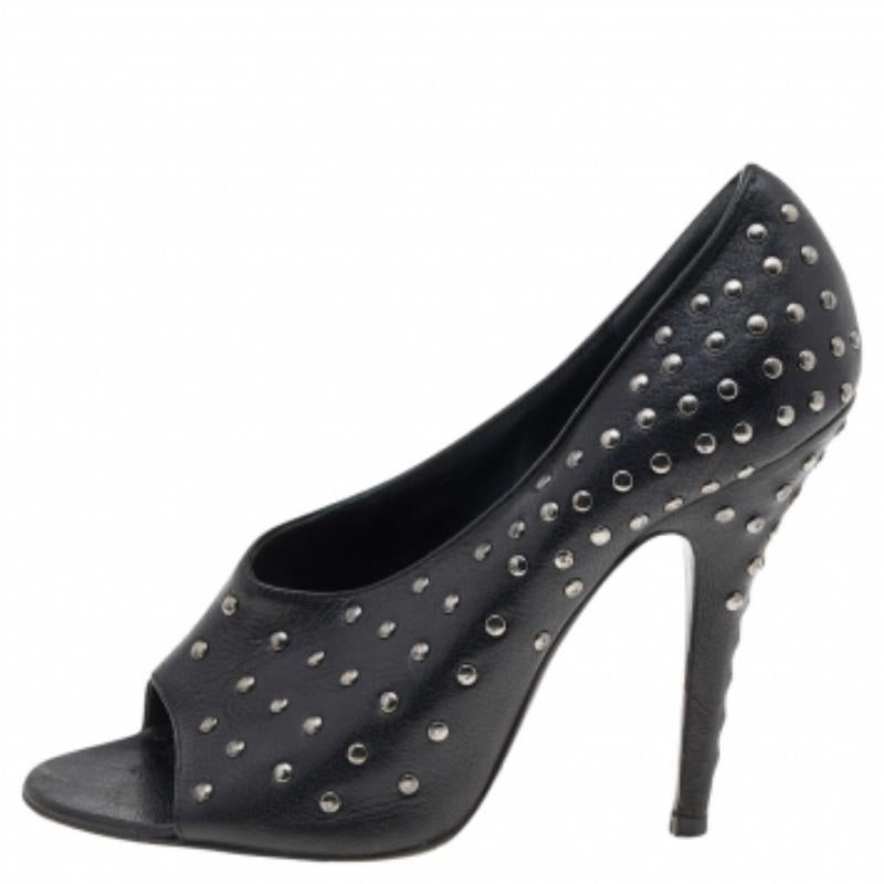 Givenchy Bombas de punta abierta de cuero negro con tachuelas Talla 37 en Bueno estado para la venta en Dubai, Al Qouz 2