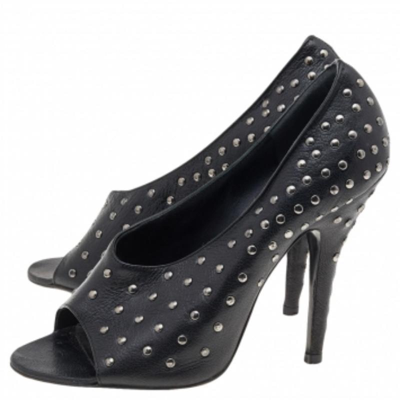 Givenchy Bombas de punta abierta de cuero negro con tachuelas Talla 37 en venta 1