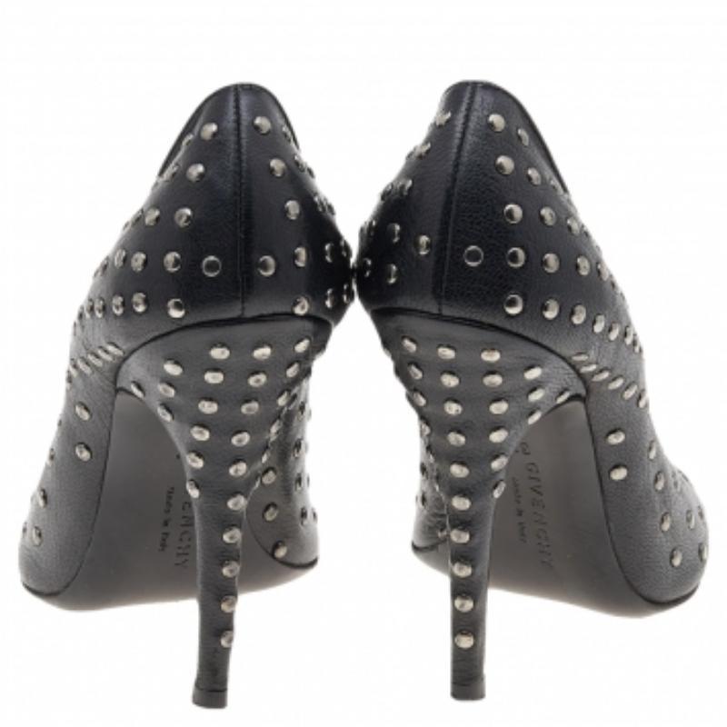Givenchy Bombas de punta abierta de cuero negro con tachuelas Talla 37 en venta 2