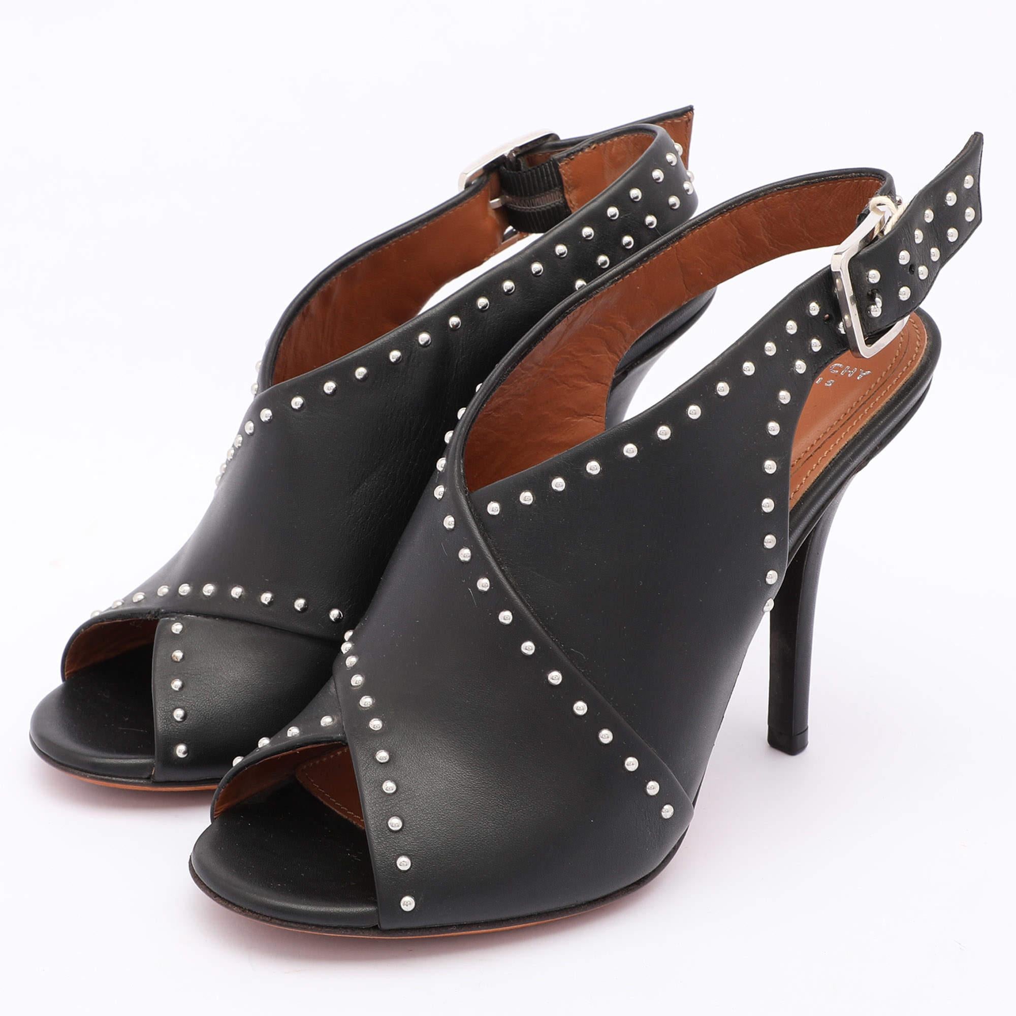 Wear these designer sandals to spruce up any outfit. They are versatile chic and can be easily styled. Made using quality materials these sandals are well built and long lasting.
