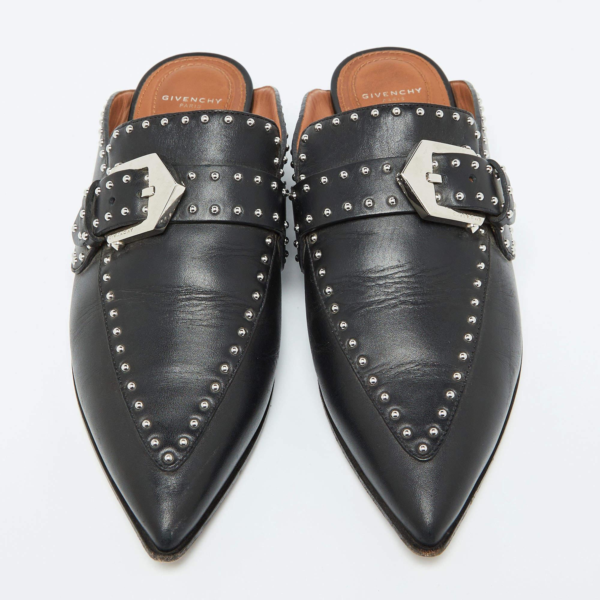 Givenchy Black Leather Studded Pointed Toe Loafer Mules Size 36 In Good Condition For Sale In Dubai, Al Qouz 2